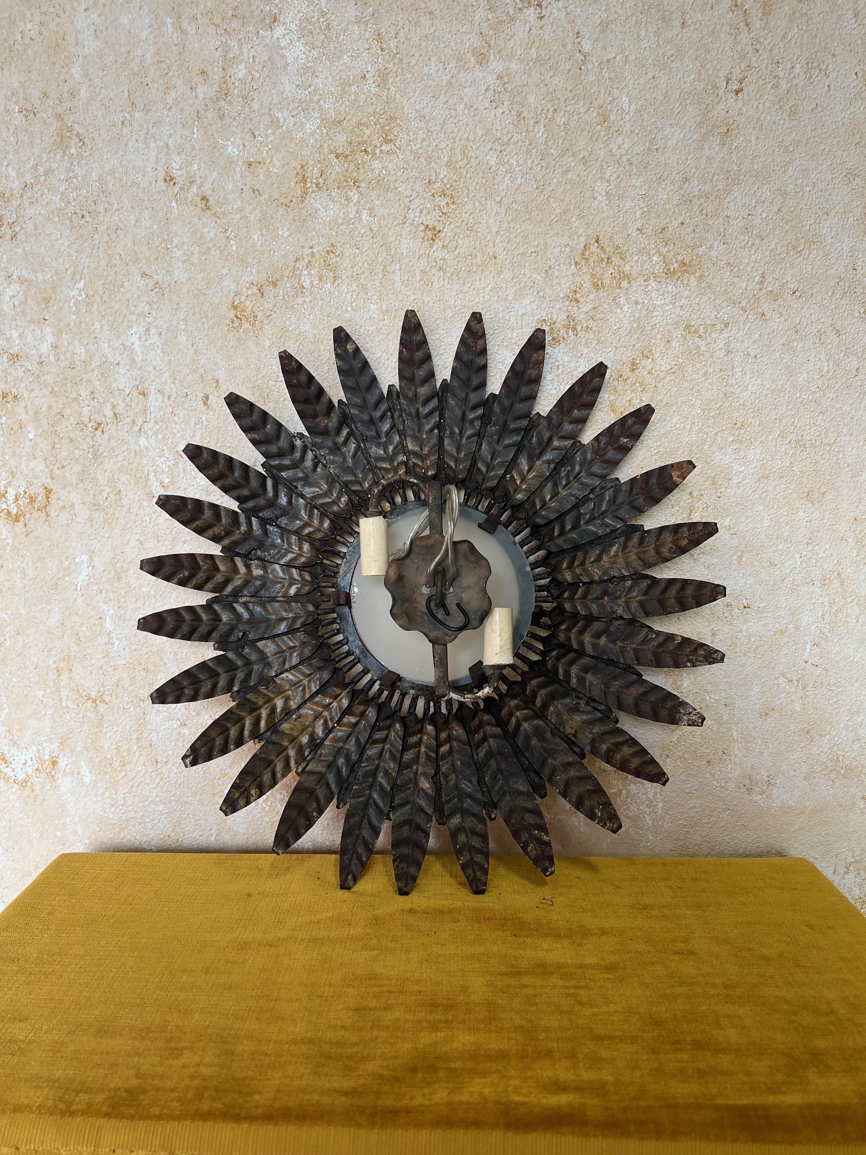Plafonnier espagnol vintage Sunburst en métal doré en vente 1