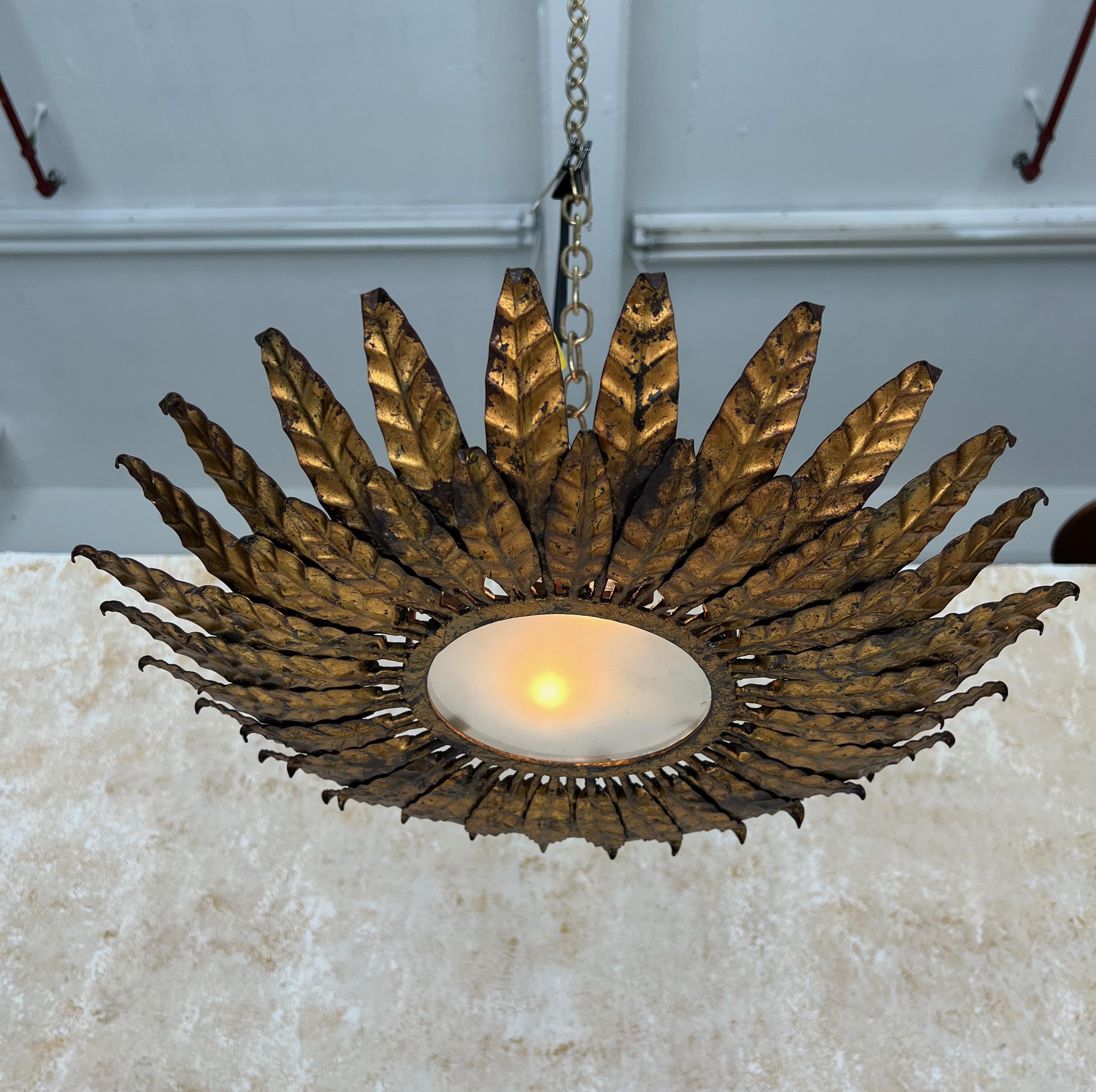 Espagnol Plafonnier espagnol vintage Sunburst en métal doré en vente