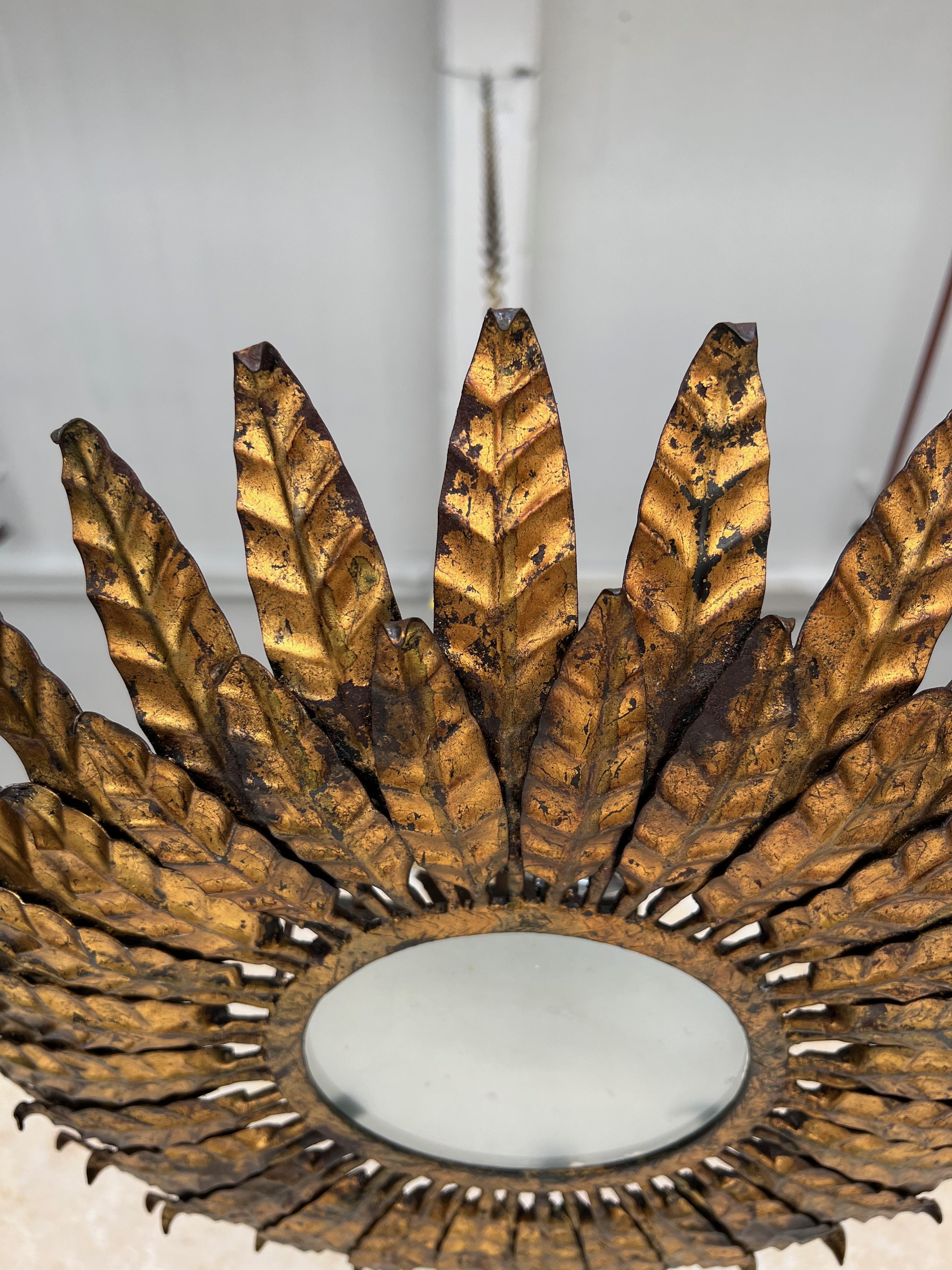 Doré Plafonnier espagnol vintage Sunburst en métal doré en vente