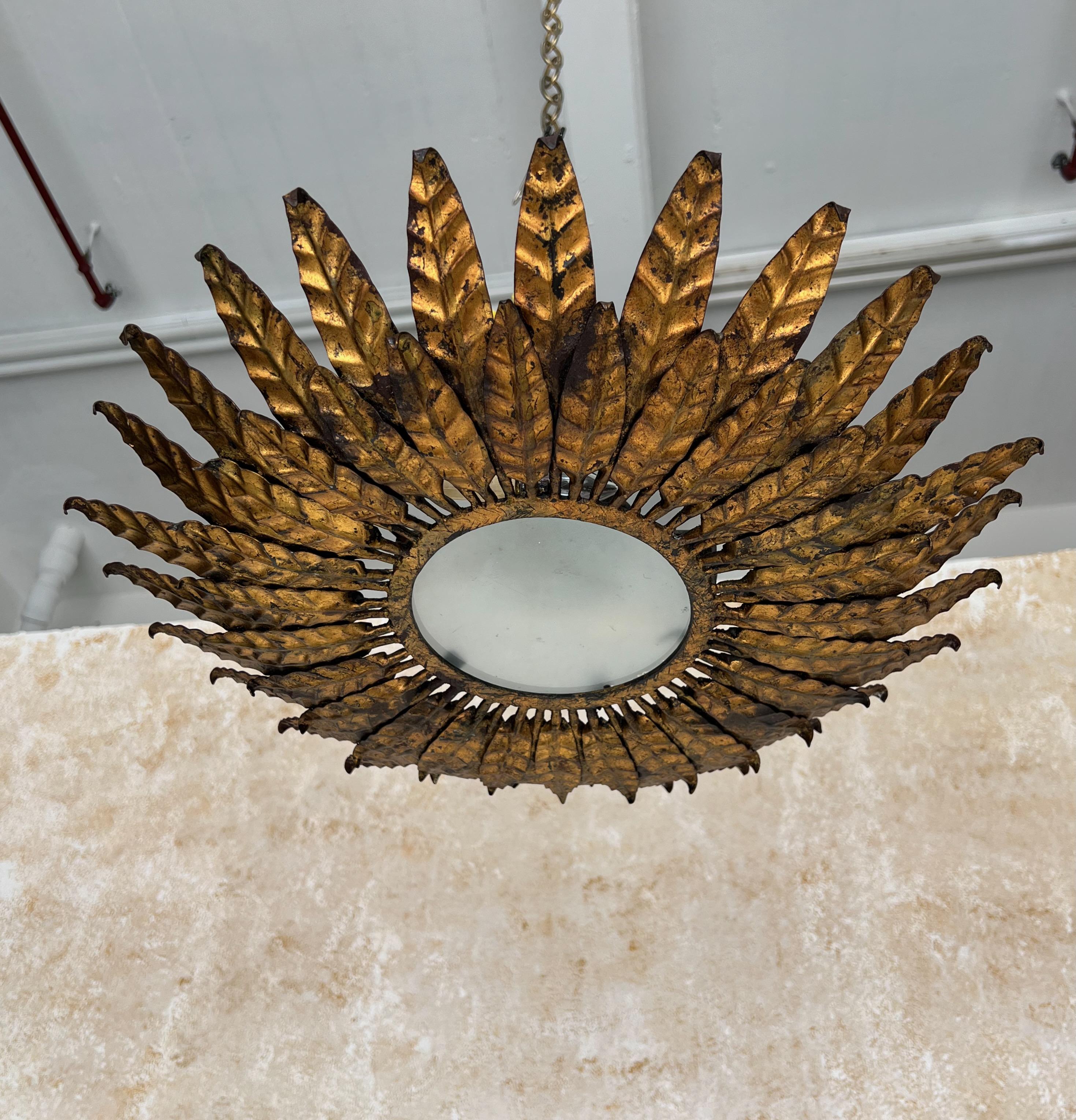 Plafonnier espagnol vintage Sunburst en métal doré Bon état - En vente à Buchanan, NY