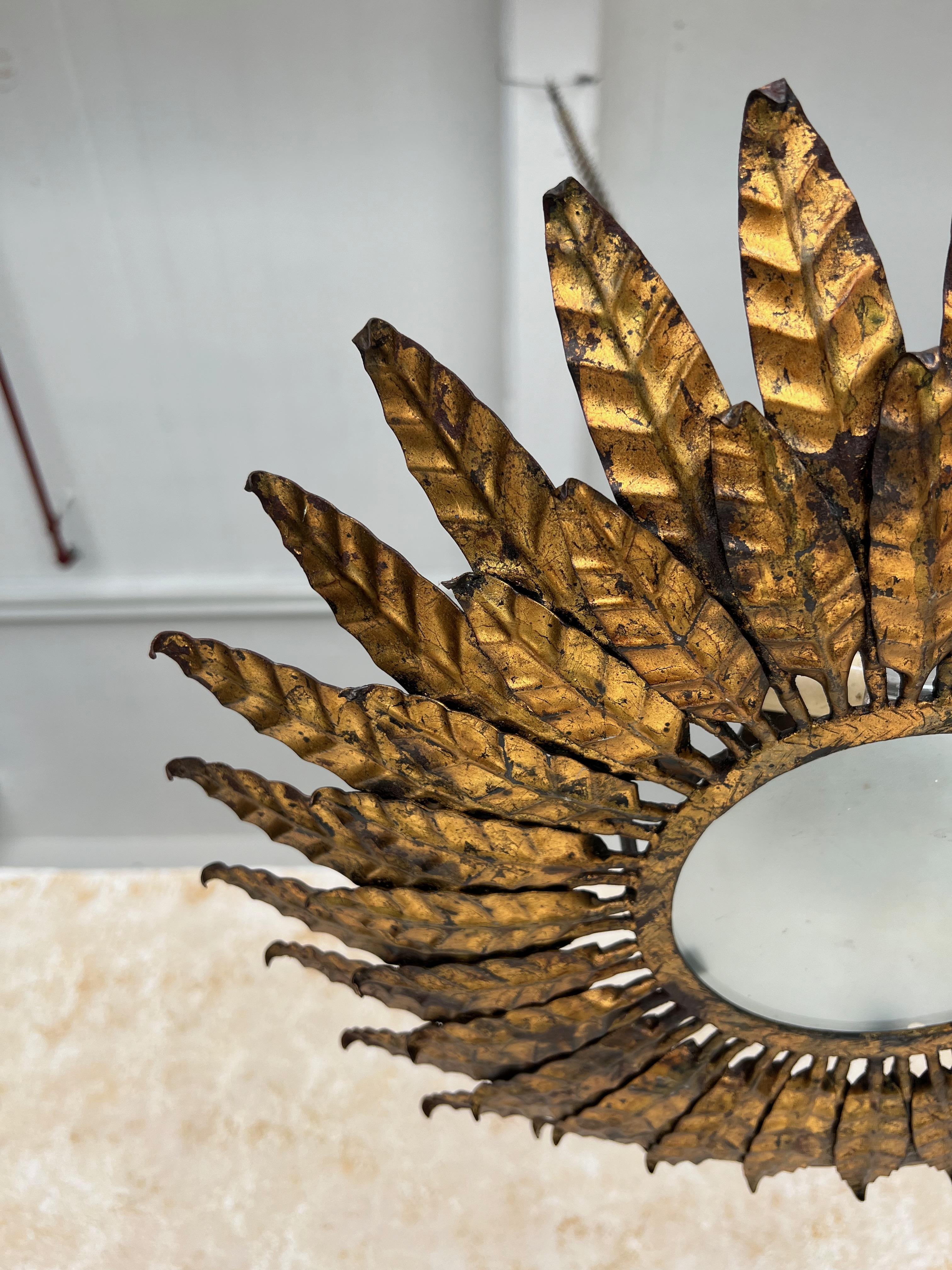 Milieu du XXe siècle Plafonnier espagnol vintage Sunburst en métal doré en vente