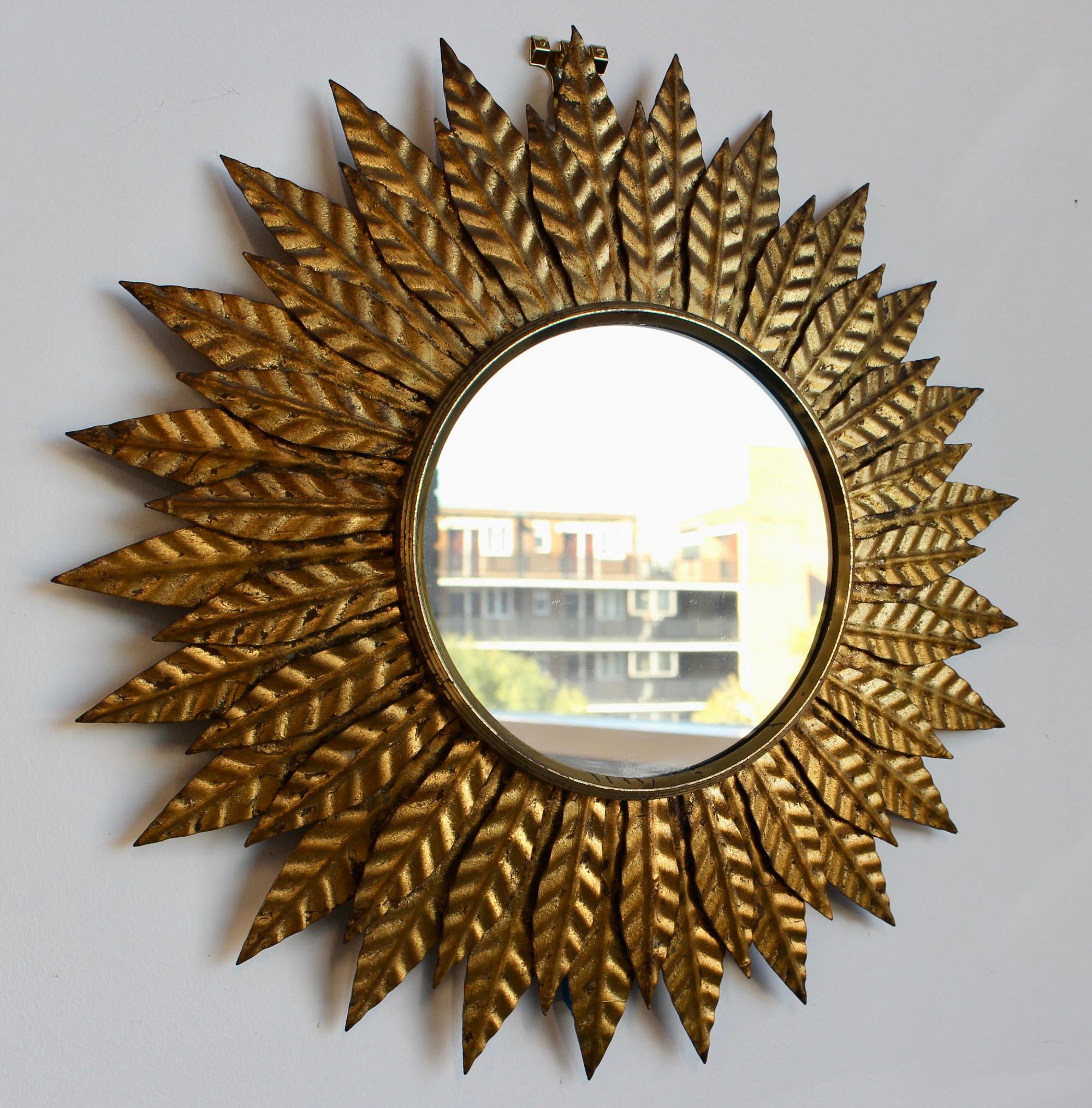 Spagnolo Specchio da parete d'epoca in metallo dorato (circa 1960) di Salvador Domene in vendita