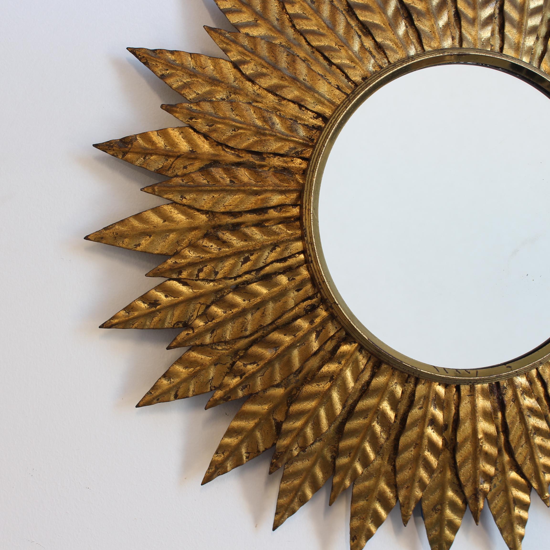 Dorato Specchio da parete d'epoca in metallo dorato (circa 1960) di Salvador Domene in vendita