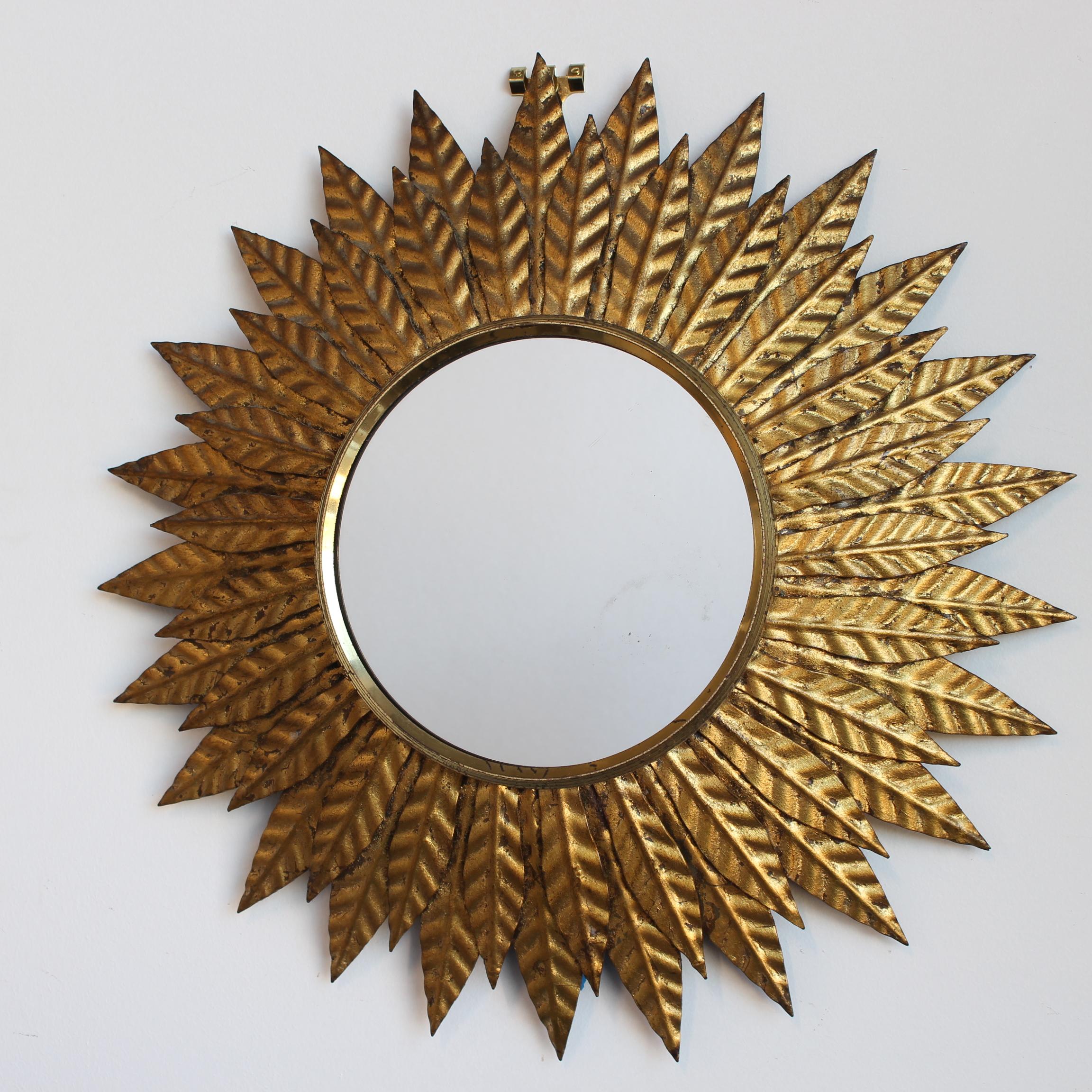 Metà XX secolo Specchio da parete d'epoca in metallo dorato (circa 1960) di Salvador Domene in vendita