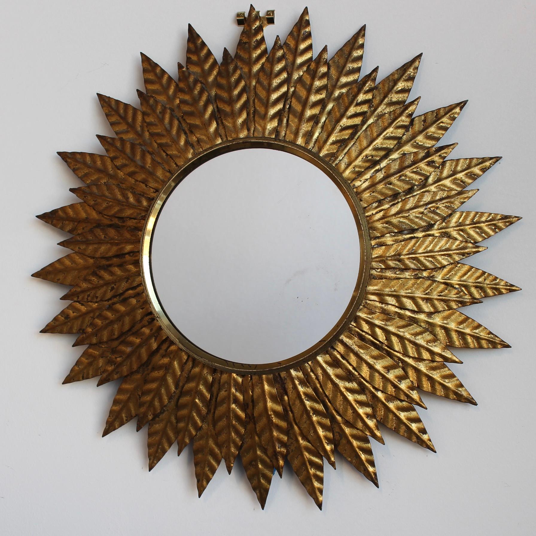 Specchio da parete d'epoca in metallo dorato (circa 1960) di Salvador Domene in vendita 1