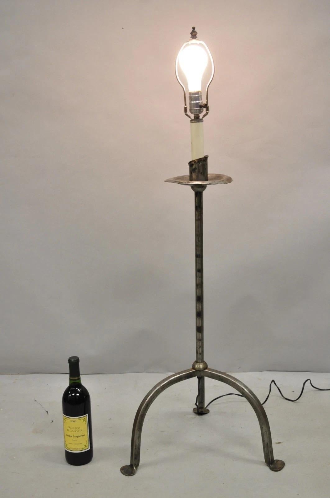 Lampada da terra gotica spagnola d'epoca, in ferro battuto, con il timbro Made in Italy. Circa alla fine del XX secolo. Misure: 44