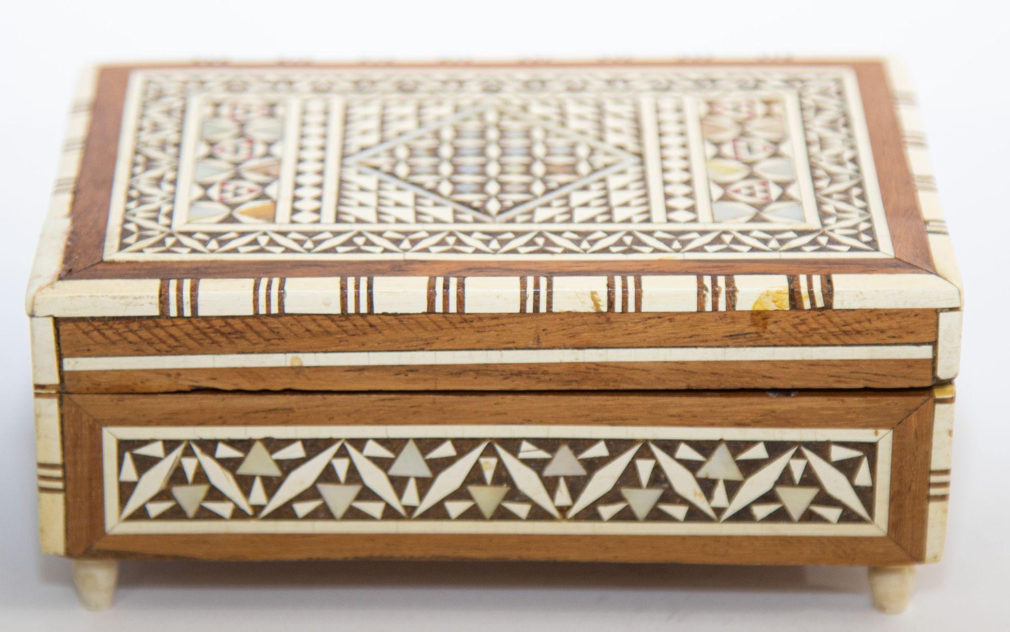 Vintage Spanish Inlaid Marquetry Decorative Music Box Inlaid with White Bone For Sale 9