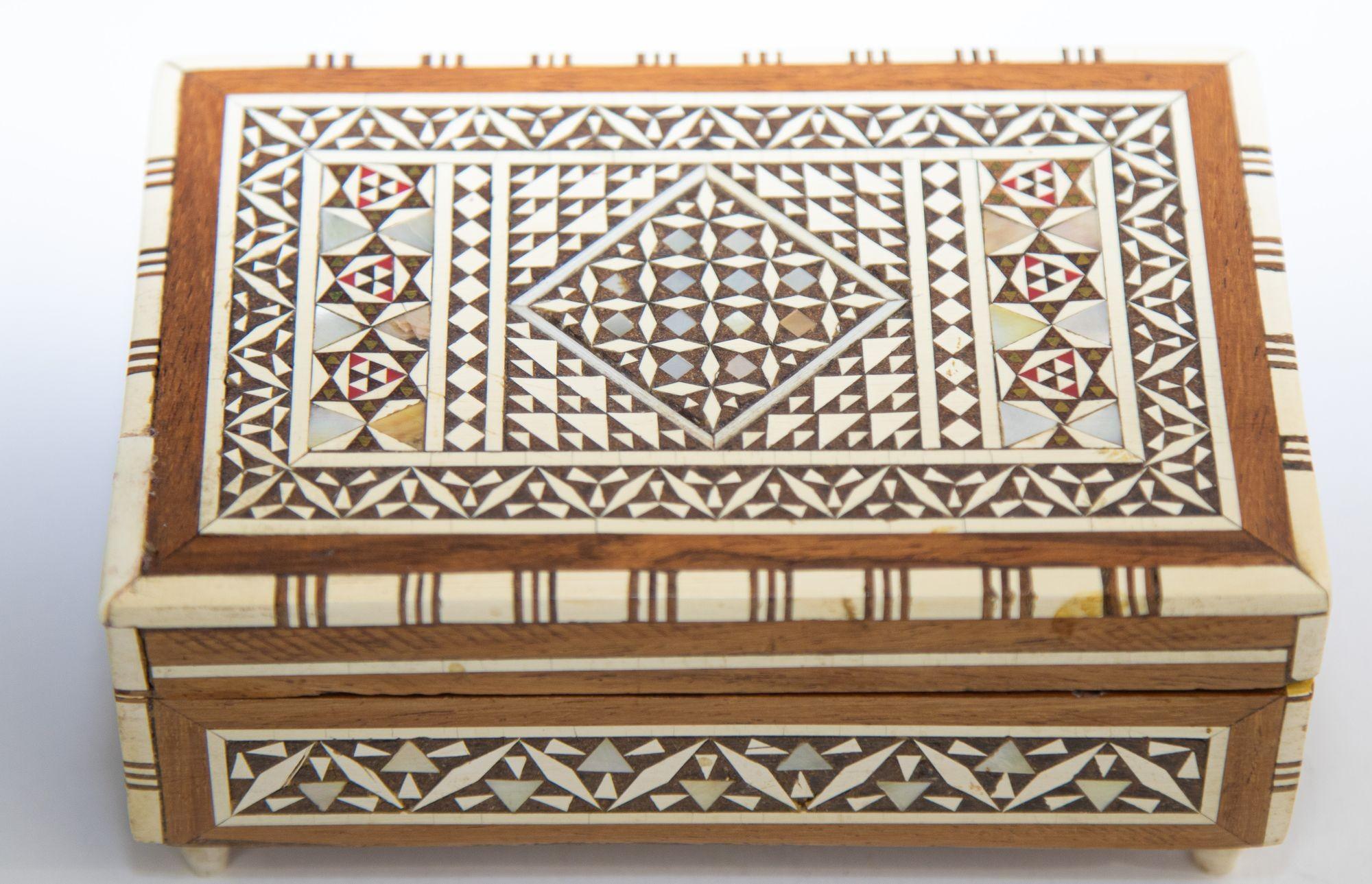 Vintage Spanish Inlaid Marquetry Decorative Music Box Inlaid with White Bone For Sale 1