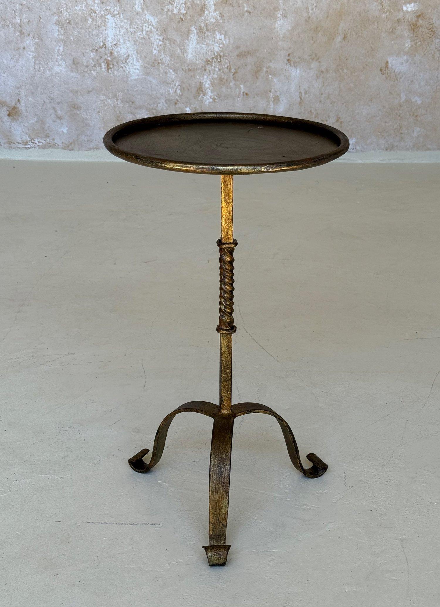 Milieu du XXe siècle Table à boissons espagnole vintage en fer avec pieds à volutes en vente