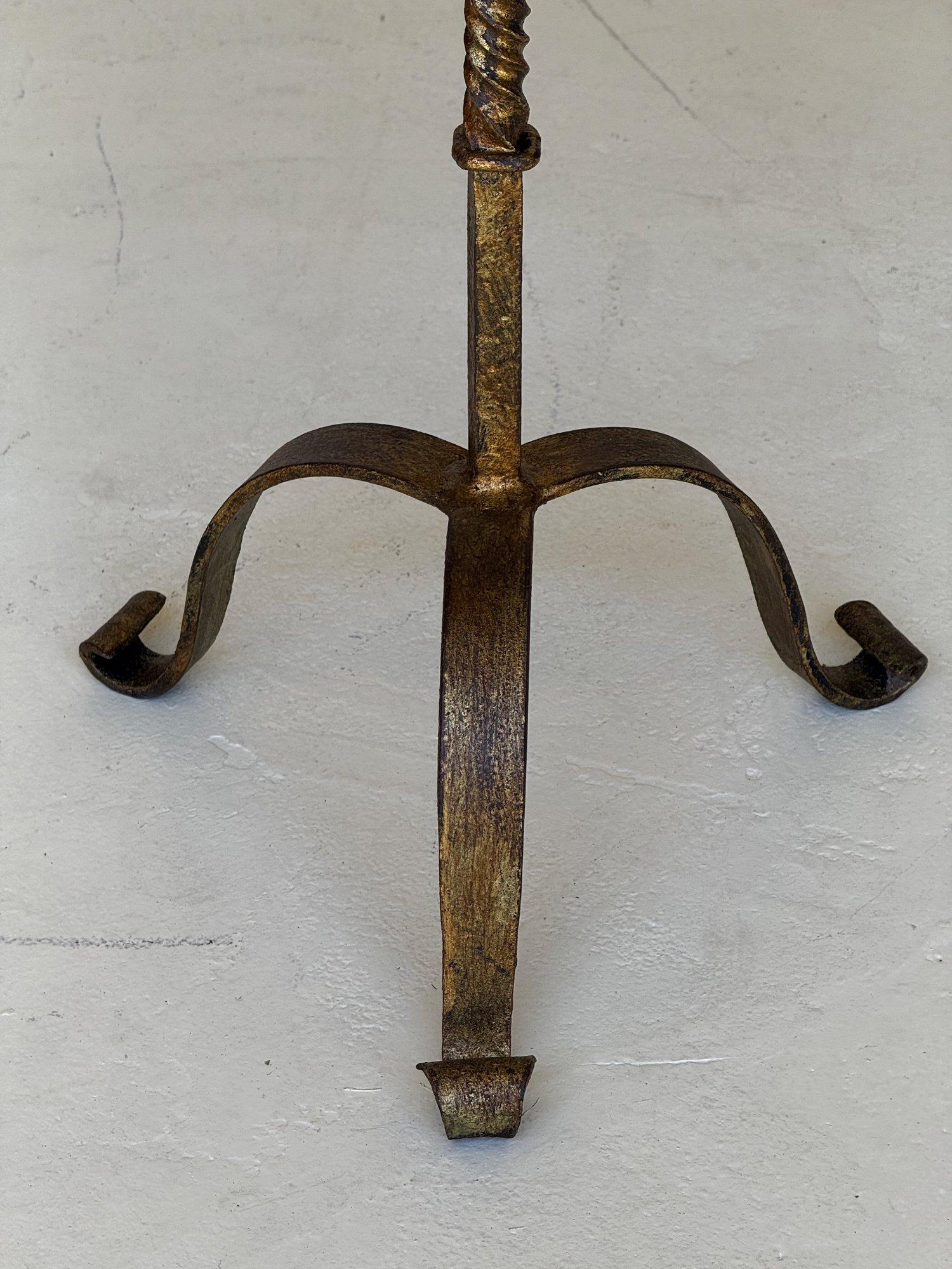 Fer Table à boissons espagnole vintage en fer avec pieds à volutes en vente