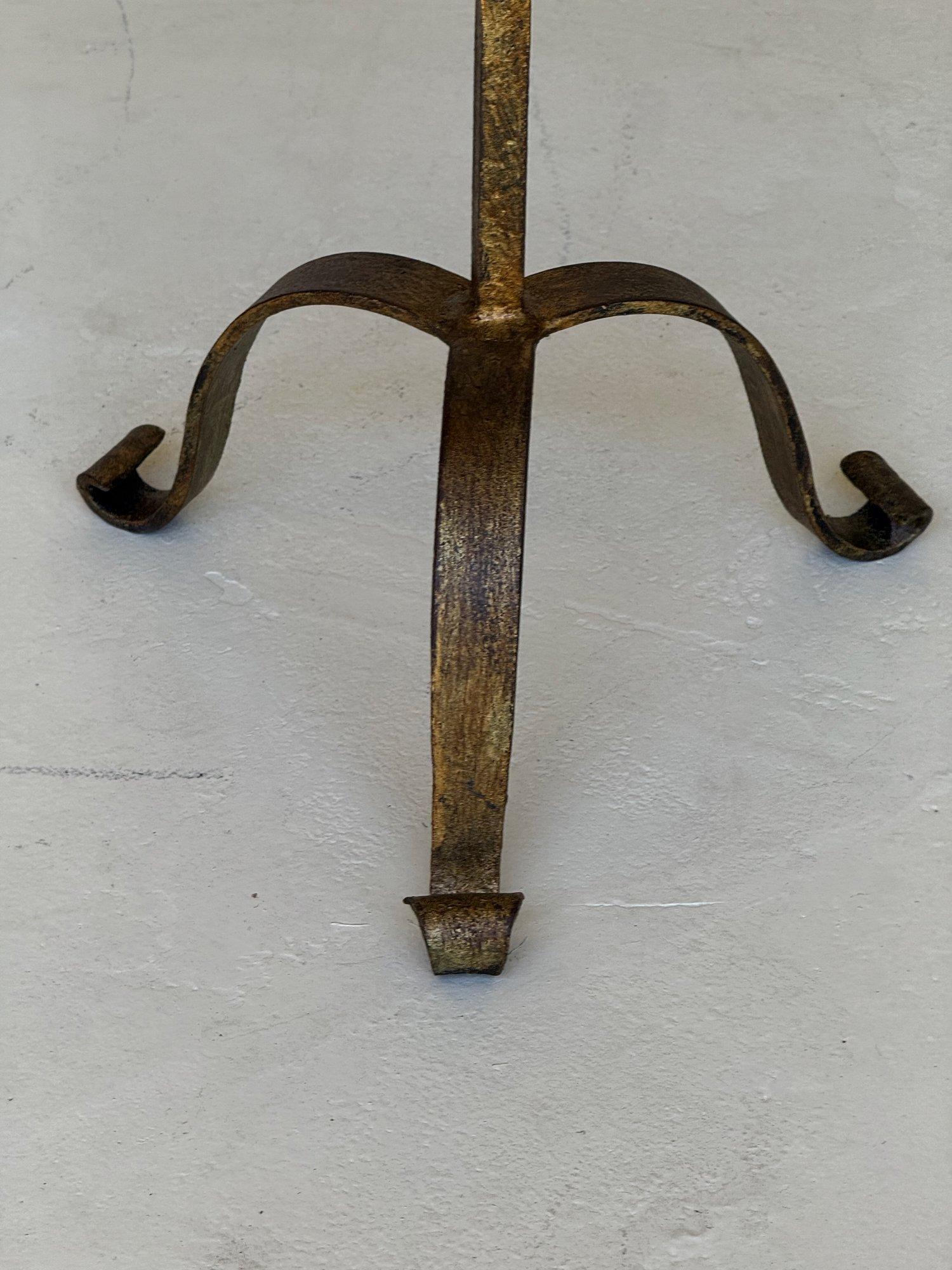 Table à boissons espagnole vintage en fer avec pieds à volutes en vente 2