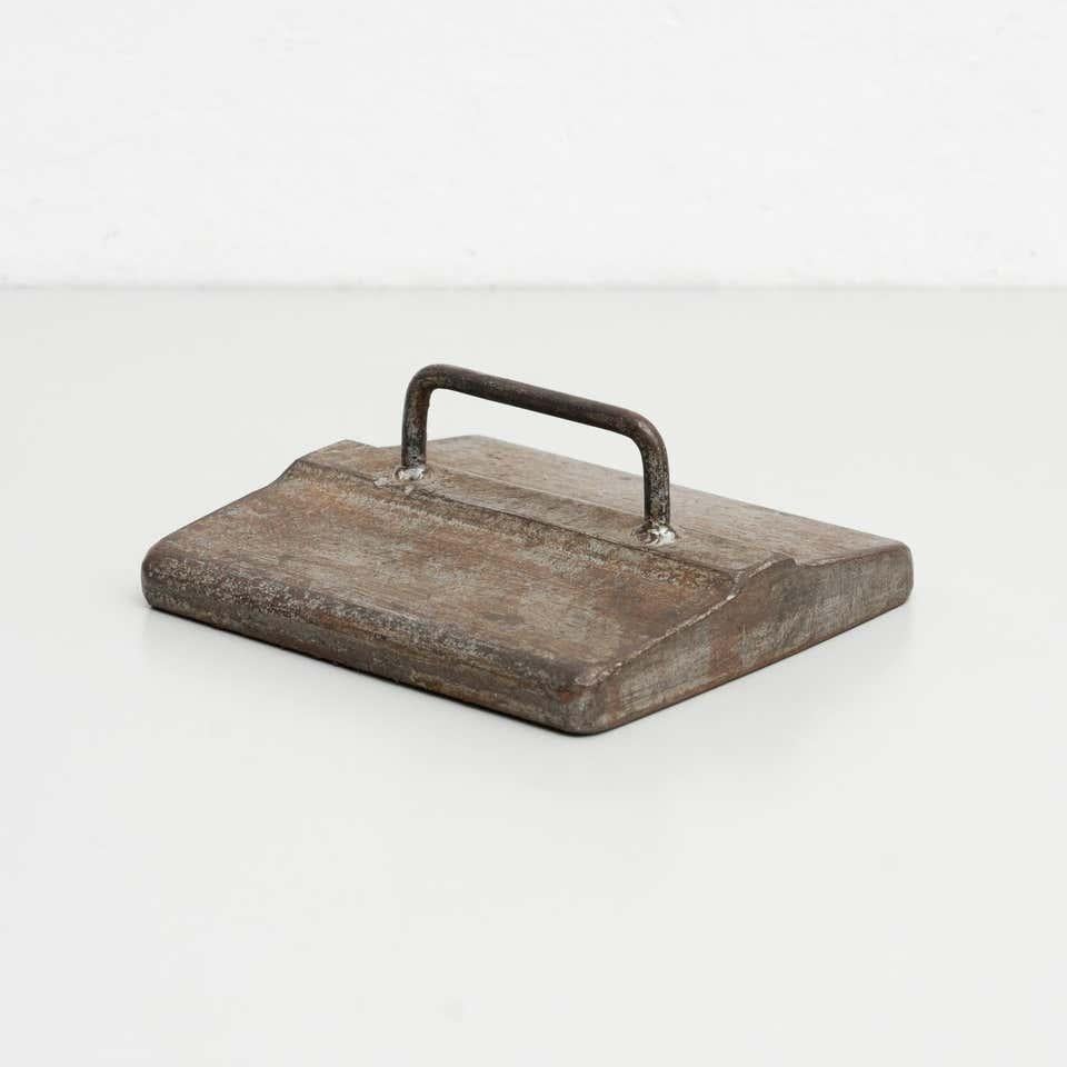 Vintage metal printing press tool.

By unknown manufacturer Spain circa 1970.

In original condition, with minor wear consistent with age and use, preserving a beautiful patina.

Materials:
Metal.
 