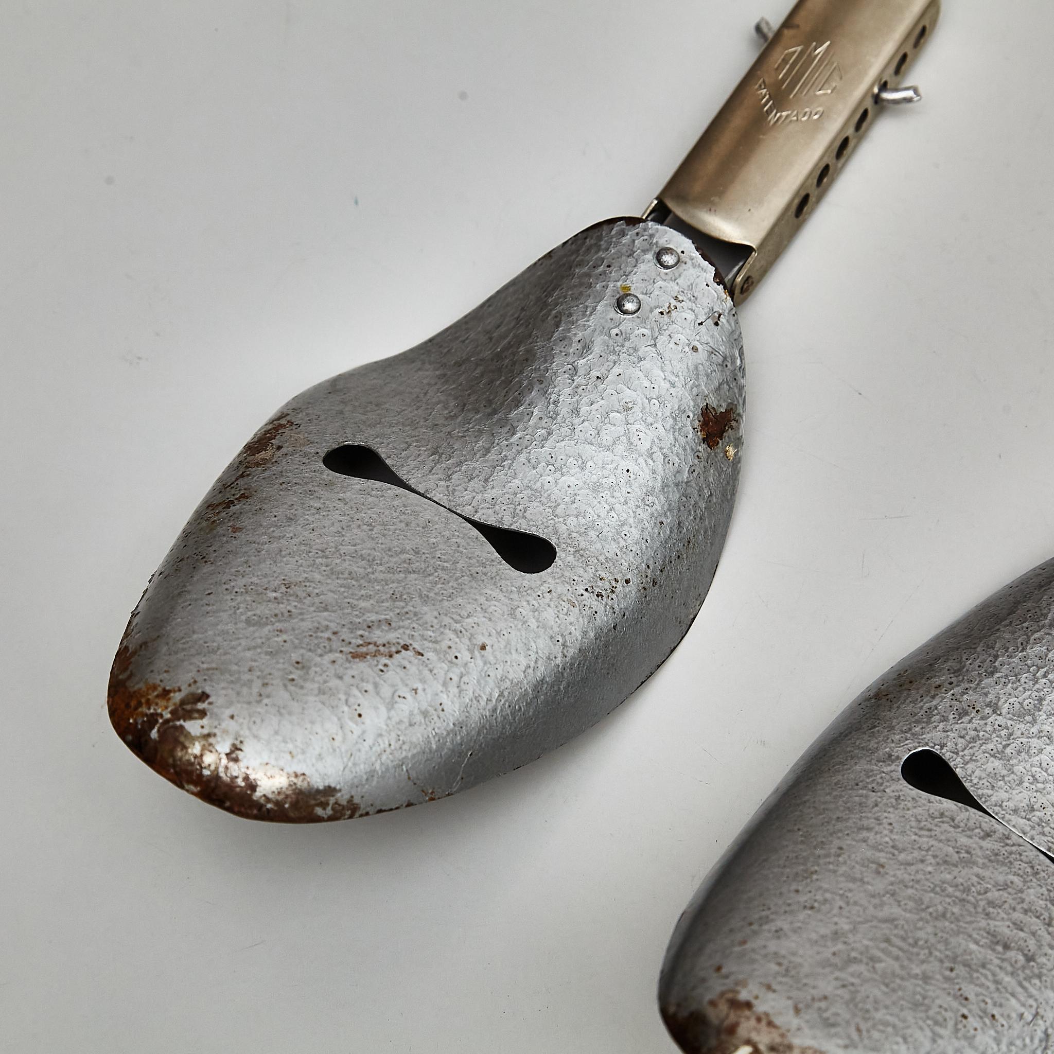 Metallo Scarpiere spagnole in metallo vintage - Circa 1960 - Brevetto AMD in vendita