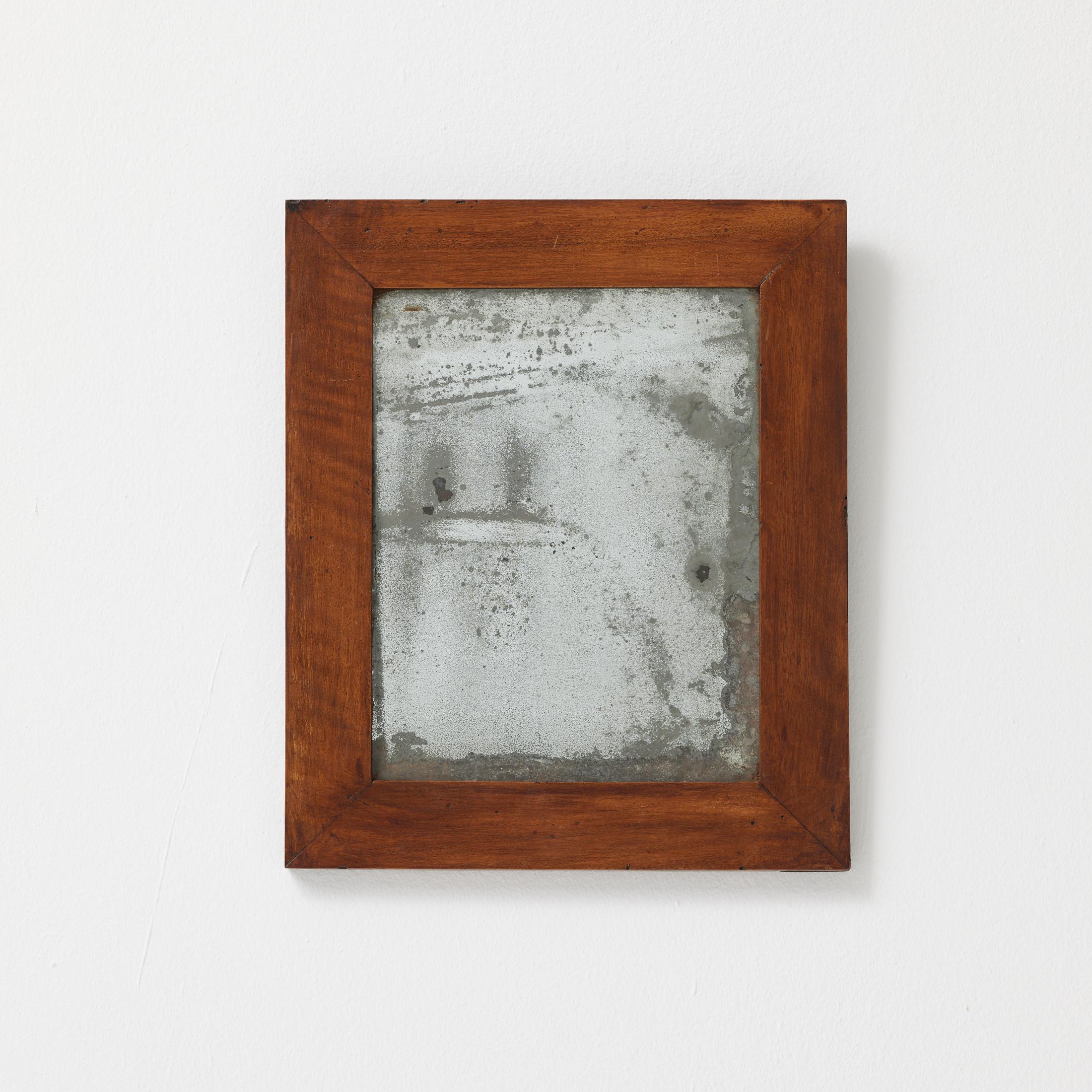 Specchio spagnolo d'epoca con ossidazione profonda - Patina grezza e cornice in Wood, 1950 ca.

Uno specchio da parete vintage molto suggestivo, realizzato in Spagna intorno al 1950. Il pezzo è caratterizzato da una classica cornice in legno