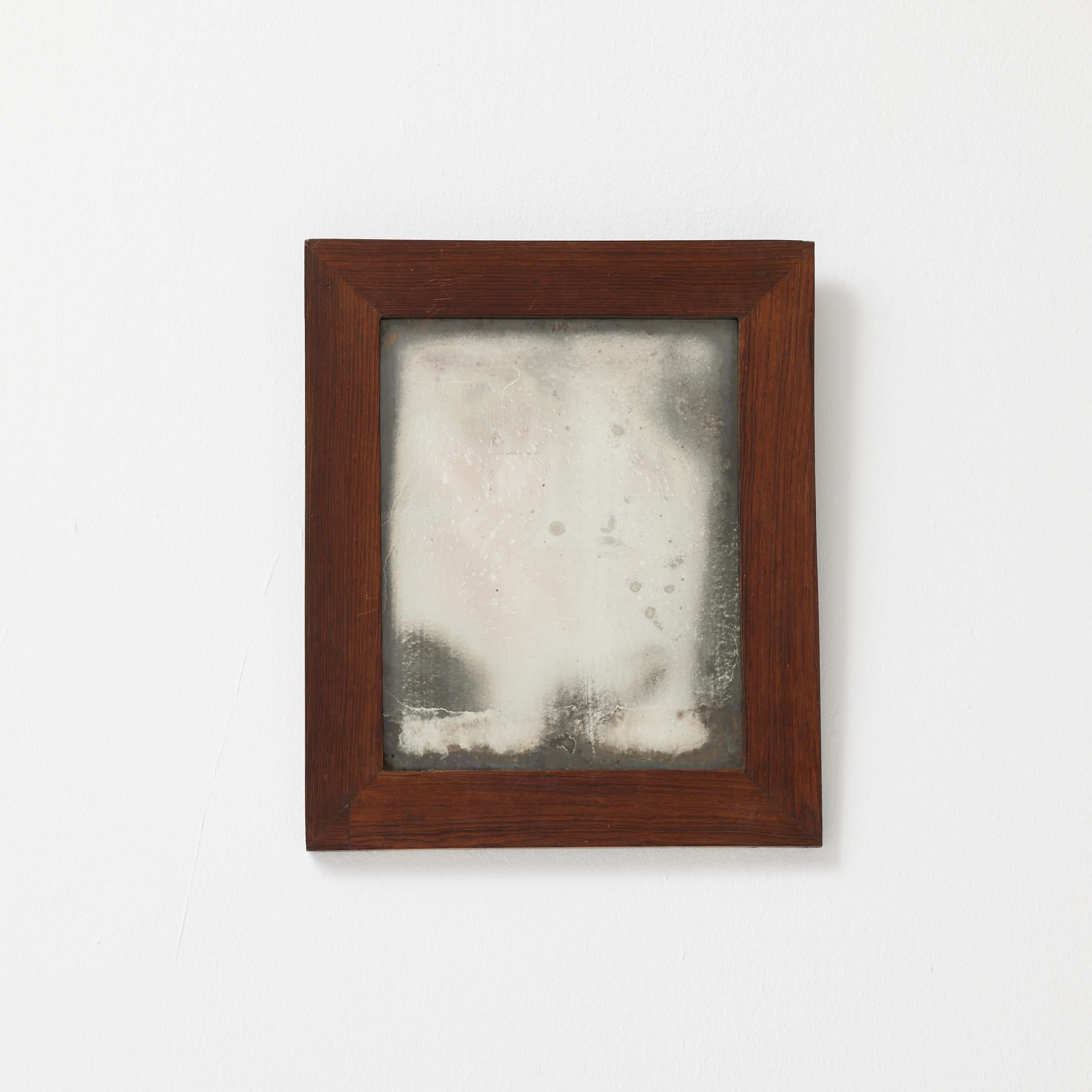 Specchio spagnolo d'epoca con ossidazione profonda - Patina grezza e cornice in Wood, 1950 ca.

Uno specchio da parete vintage molto suggestivo, realizzato in Spagna intorno al 1950. Il pezzo è caratterizzato da una classica cornice in legno