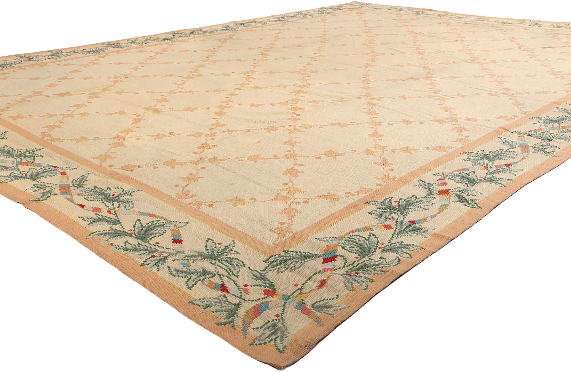 72494 Tapis à l'aiguille espagnol ancien, 10'08 x 14'10. Ce tapis à l'aiguille espagnol ancien est un témoignage remarquable de l'art espagnol, alliant un design sophistiqué à un artisanat complexe. Sa composition présente un treillis de diamants,