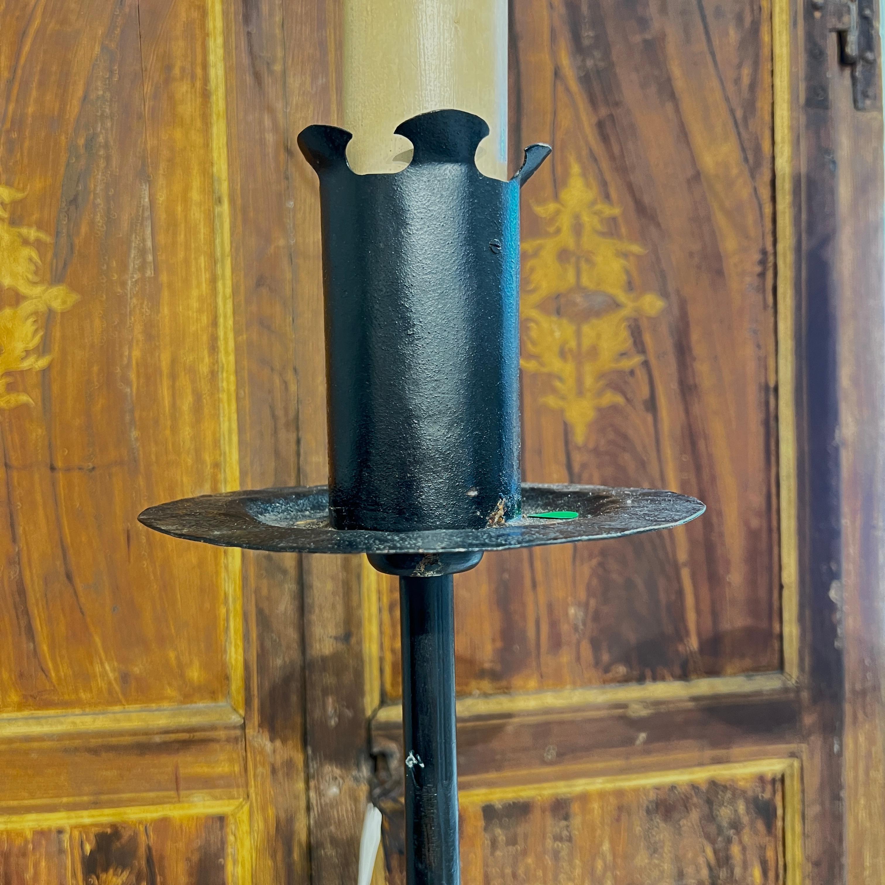 Ces lampadaires vintage en fer espagnol présentent un travail artisanal forgé à la main avec d'élégantes volutes et une patine vieillie, apportant une touche de chaleur du vieux monde et de sophistication rustique à n'importe quel intérieur.

Doit
