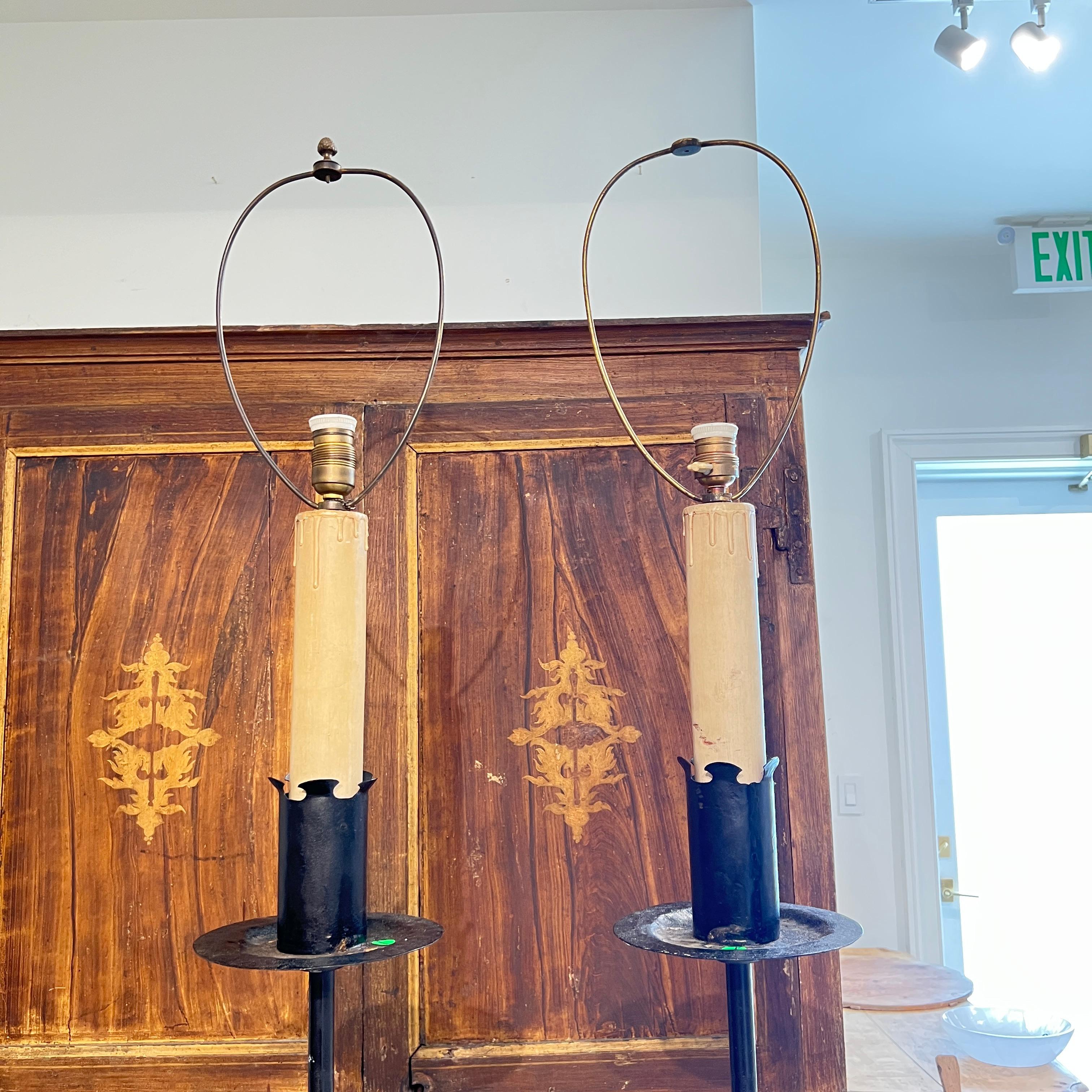 Paire de lampadaires espagnols vintage en fer noir État moyen - En vente à New Orleans, LA