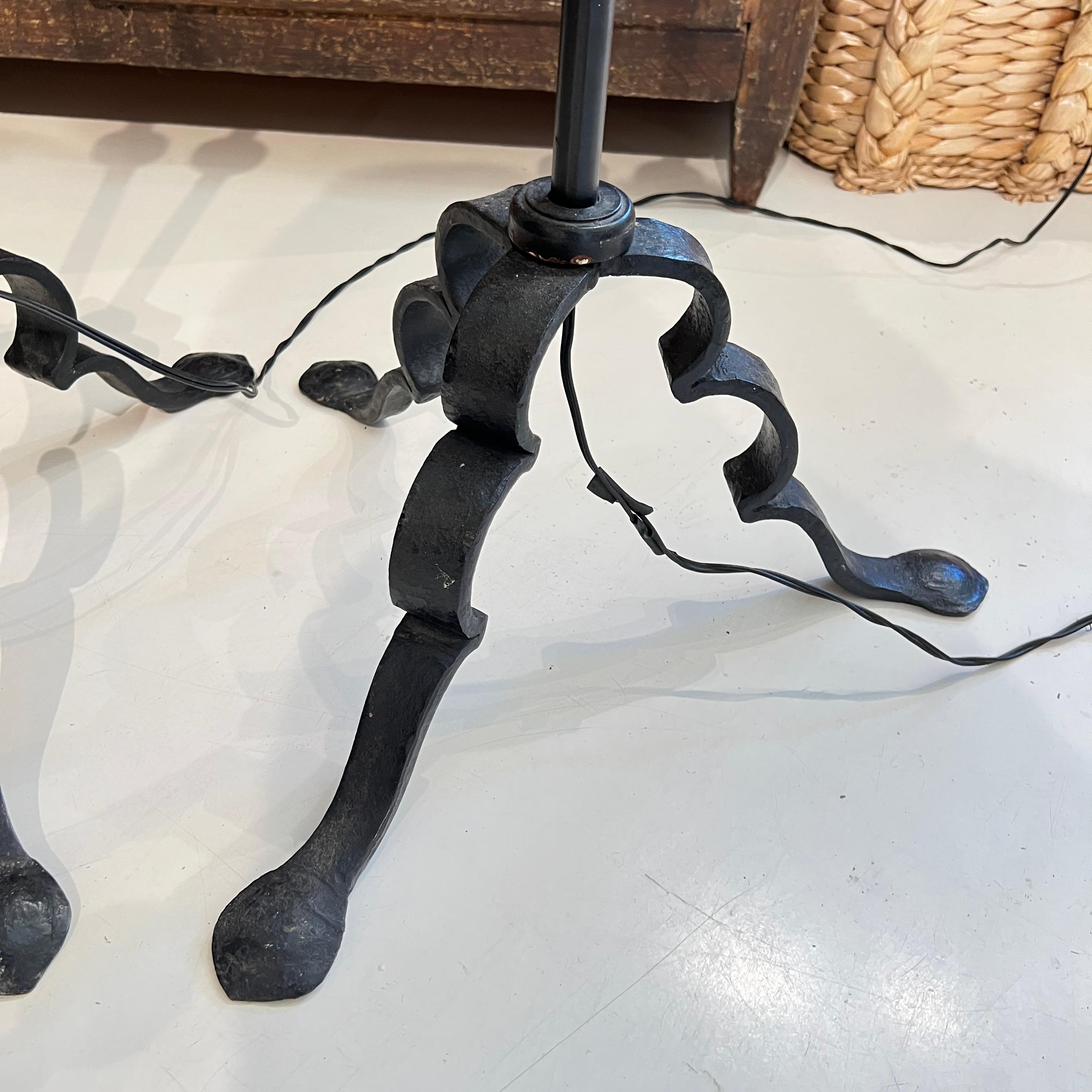 20ième siècle Paire de lampadaires espagnols vintage en fer noir en vente