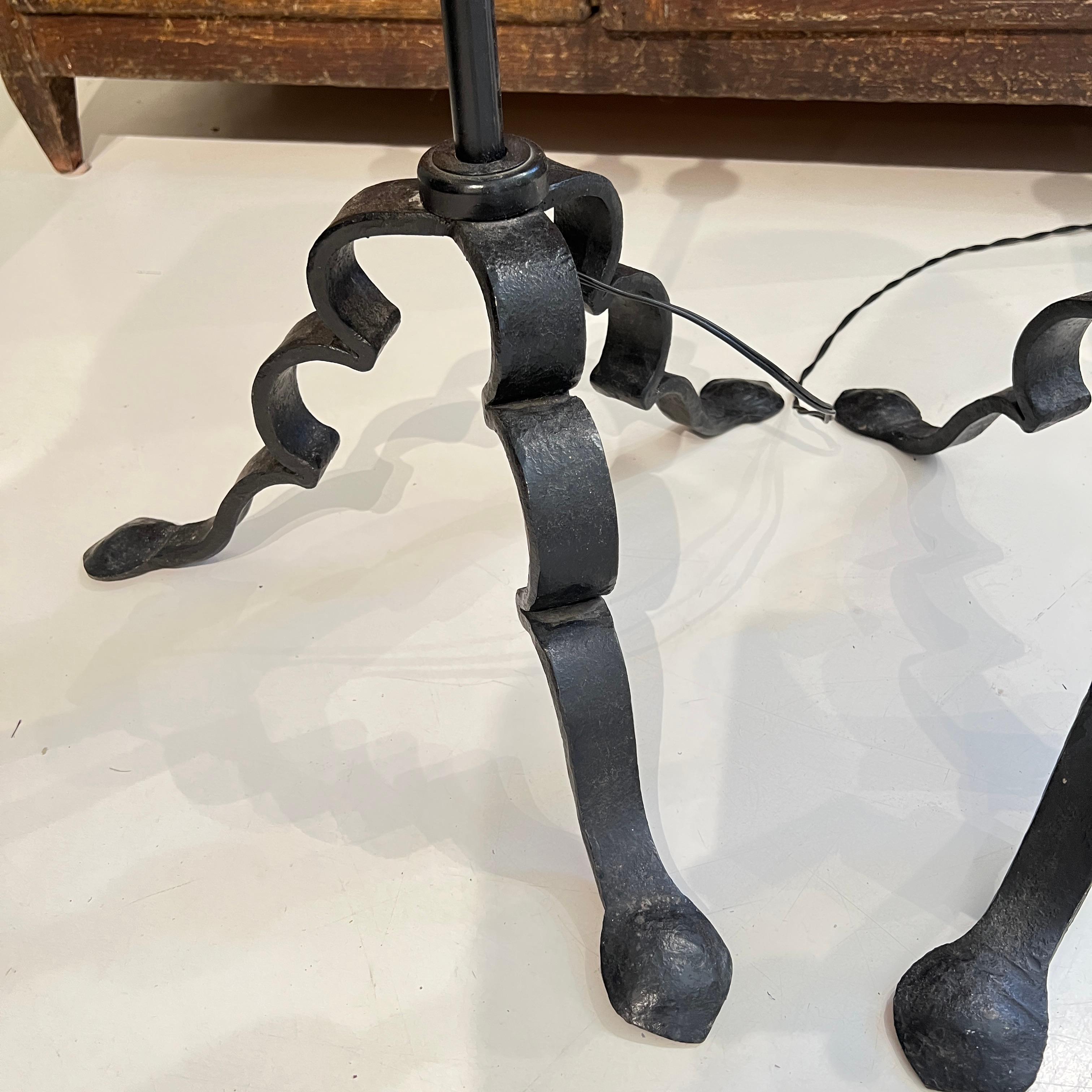 Fer Paire de lampadaires espagnols vintage en fer noir en vente