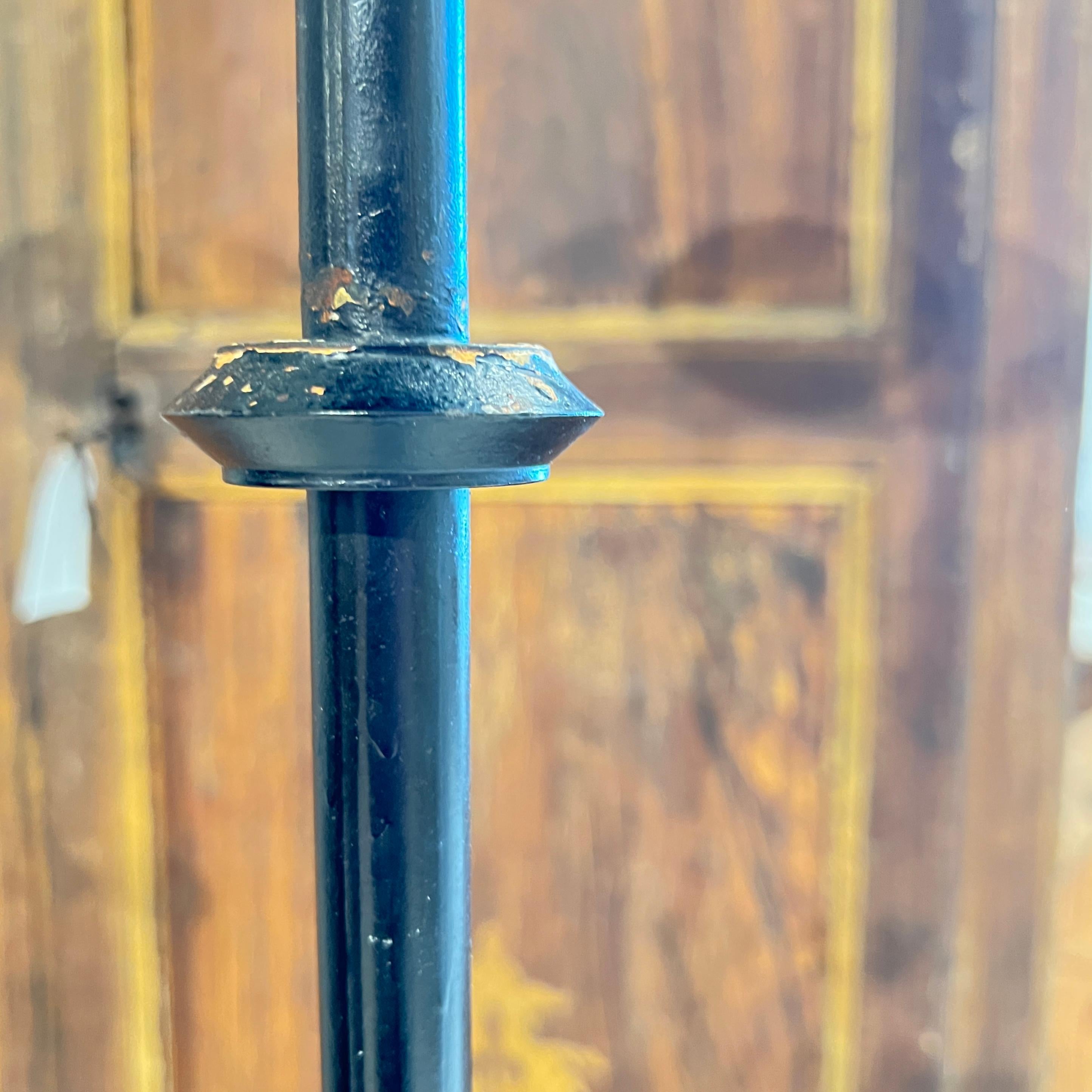 Paire de lampadaires espagnols vintage en fer noir en vente 1