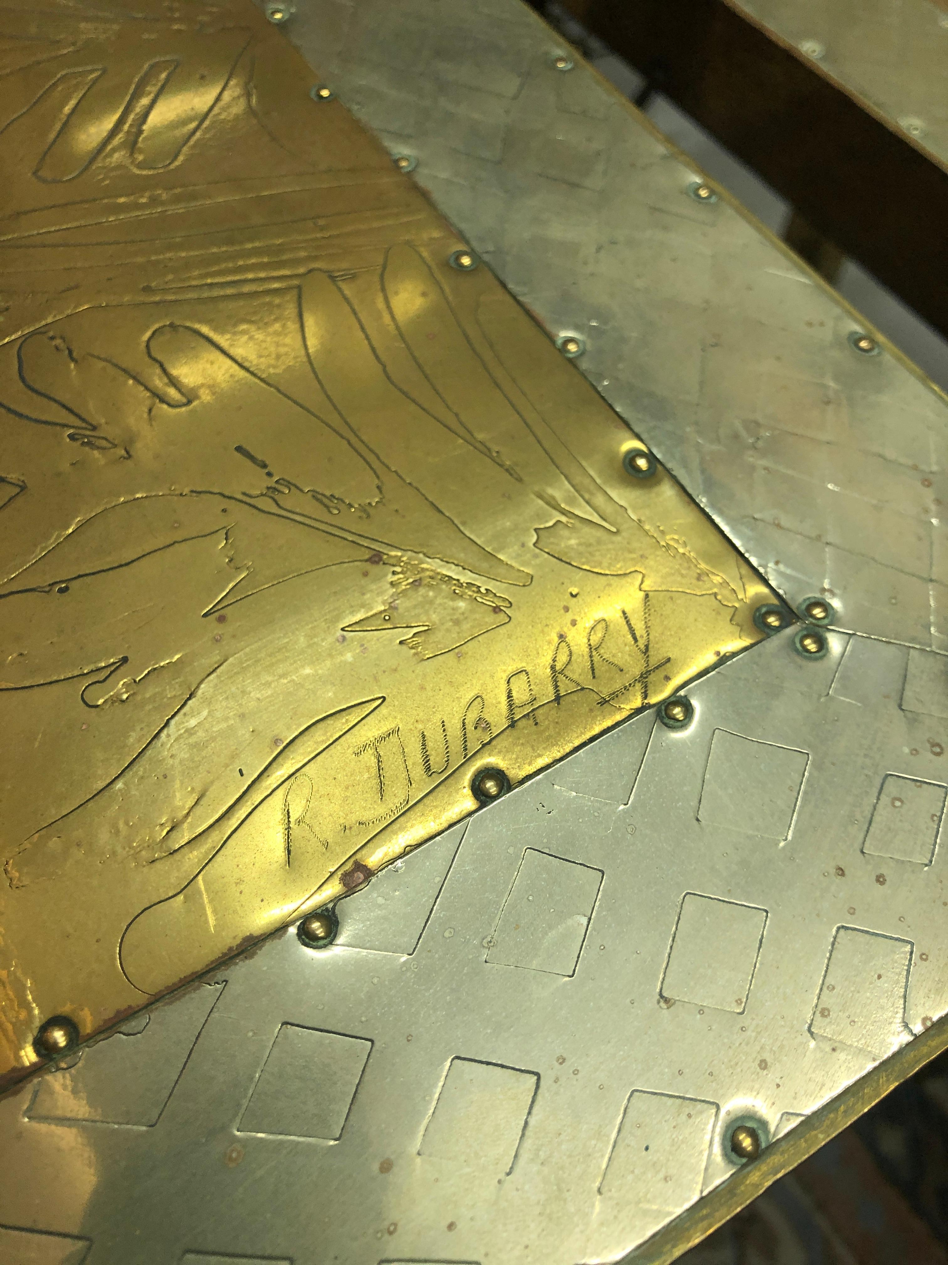 Spanisches Paar goldene, niedrige Vintage-Sofatische aus Metall, signiert von Rudolfo Dubarry im Zustand „Gut“ im Angebot in Sofia, BG