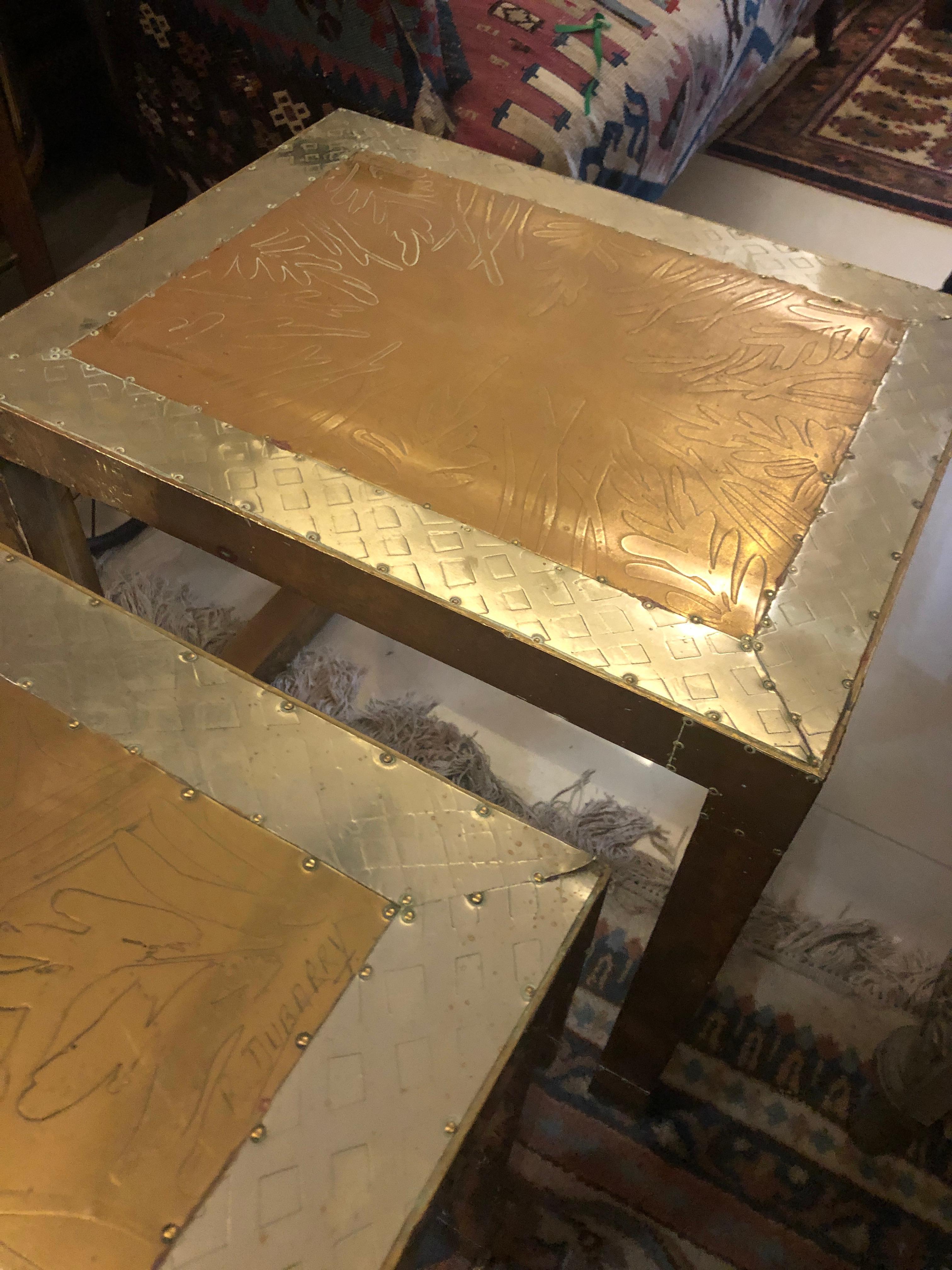 Spanisches Paar goldene, niedrige Vintage-Sofatische aus Metall, signiert von Rudolfo Dubarry (20. Jahrhundert) im Angebot