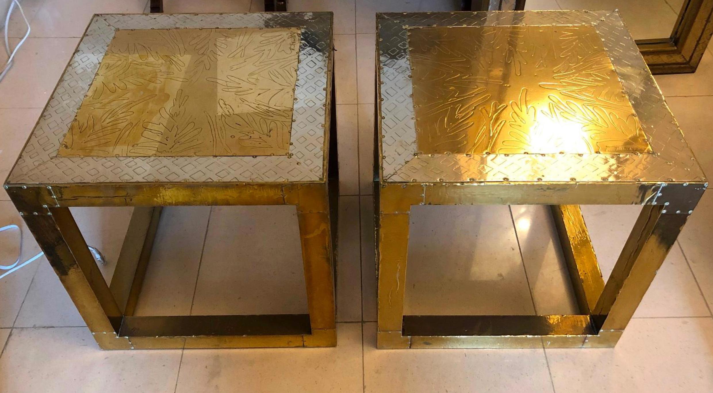 Zwei stilvolle niedrige Sofatische aus bedrucktem Metall mit stilisiertem Dekor. Entworfen und signiert von Rudolfo Dubarry, der sich Ende der 1960er Jahre in Marbella, Spanien, niederließ.
Sehr guter Zustand.
Wir können auch den größeren Tisch
