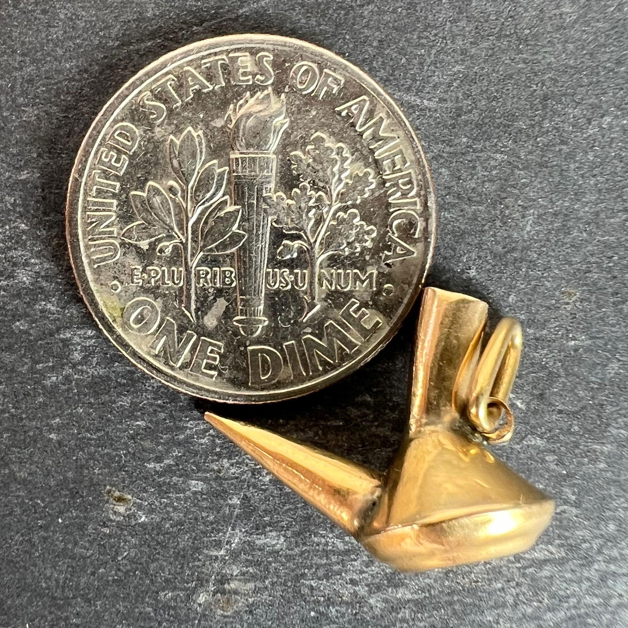 Ciondolo Charm d'epoca in oro giallo 18 carati con porron spagnolo in vendita 6