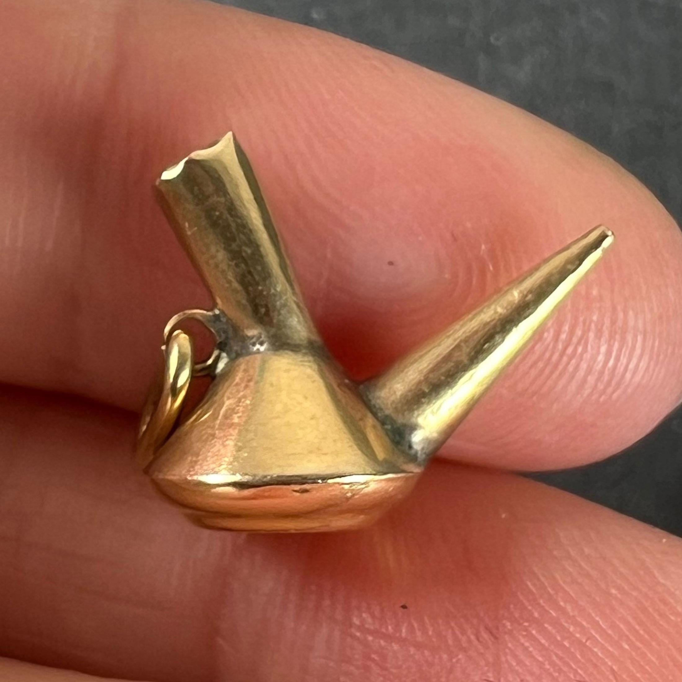 Ciondolo Charm d'epoca in oro giallo 18 carati con porron spagnolo in vendita 1