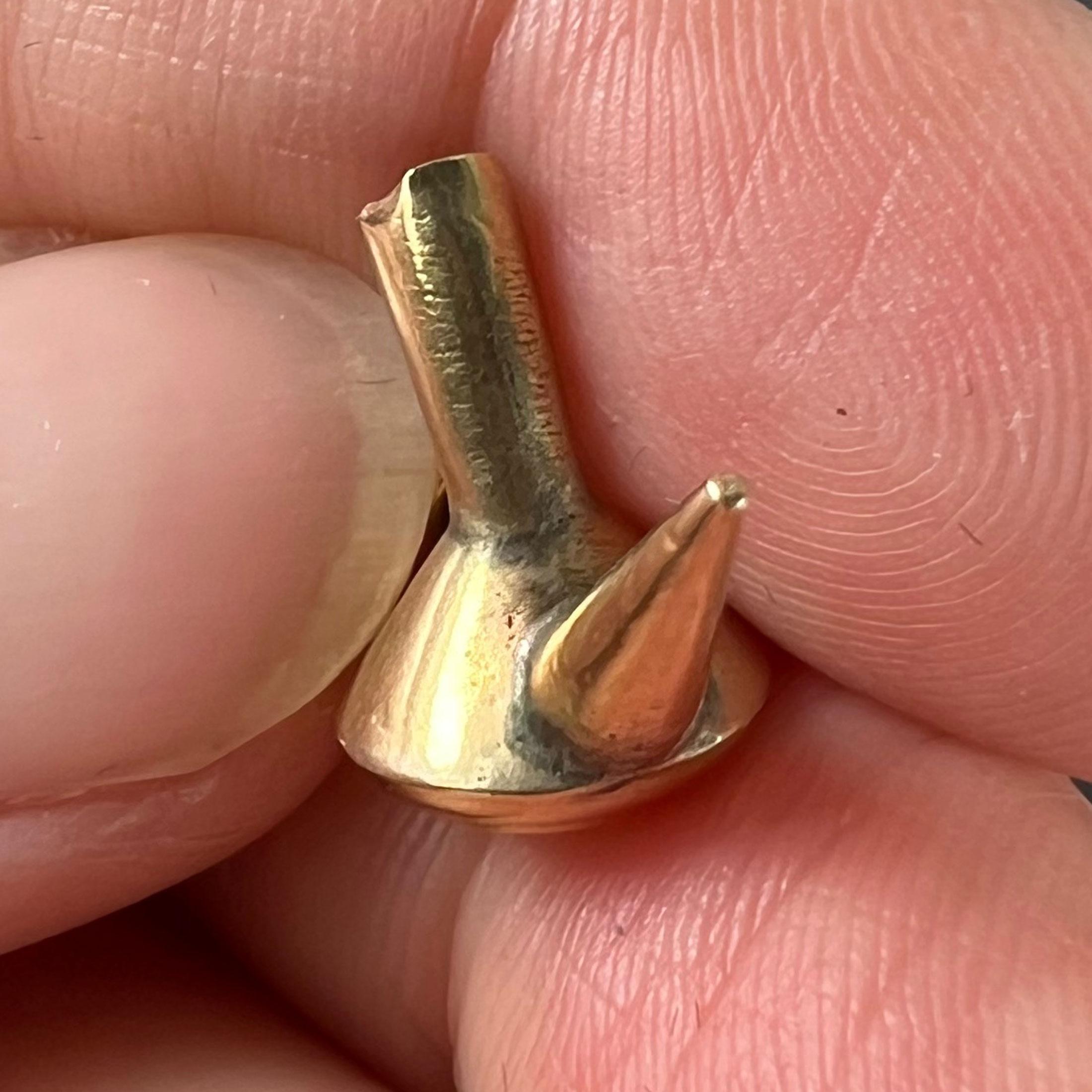 Ciondolo Charm d'epoca in oro giallo 18 carati con porron spagnolo in vendita 2