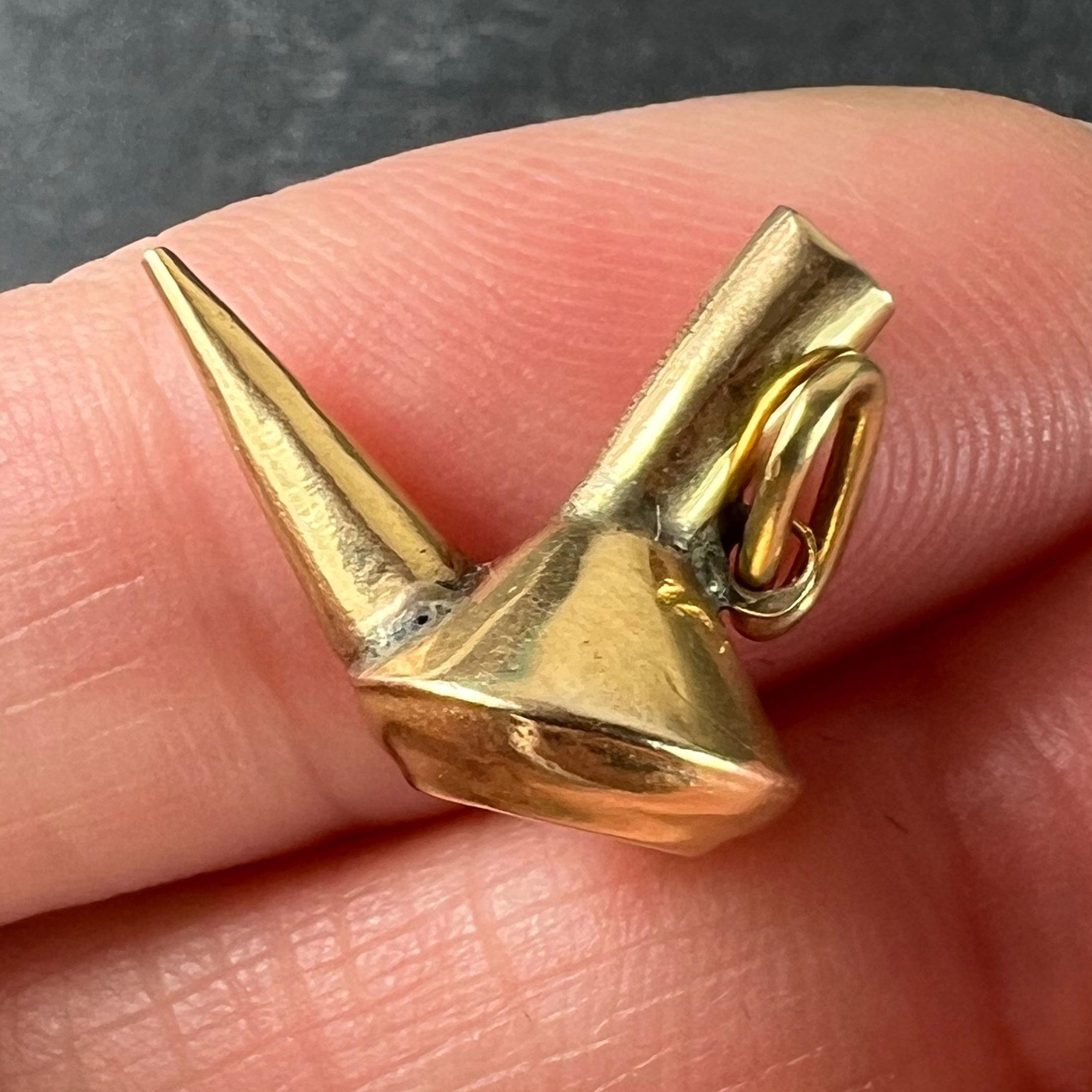 Ciondolo Charm d'epoca in oro giallo 18 carati con porron spagnolo in vendita 3