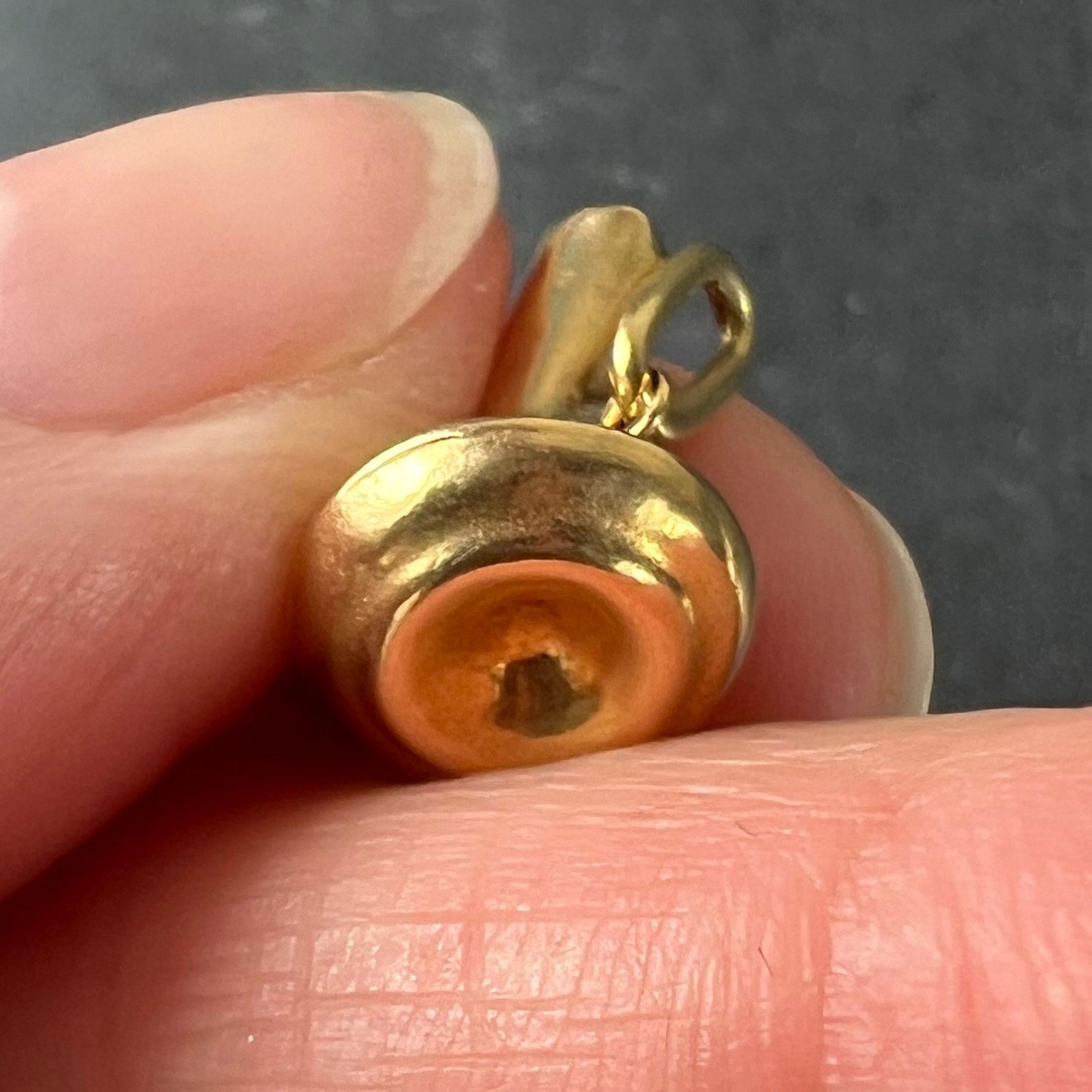 Ciondolo Charm d'epoca in oro giallo 18 carati con porron spagnolo in vendita 4