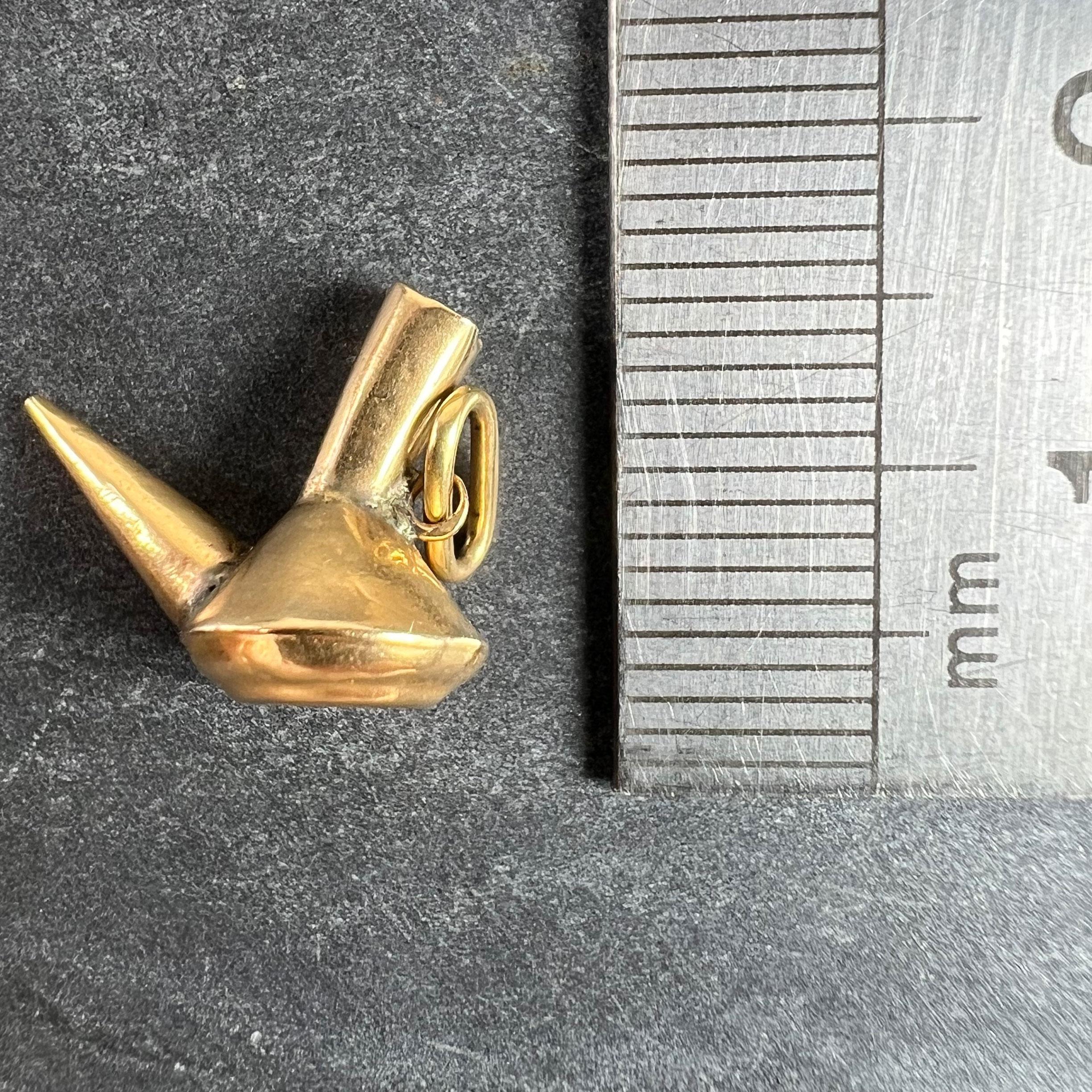 Ciondolo Charm d'epoca in oro giallo 18 carati con porron spagnolo in vendita 5