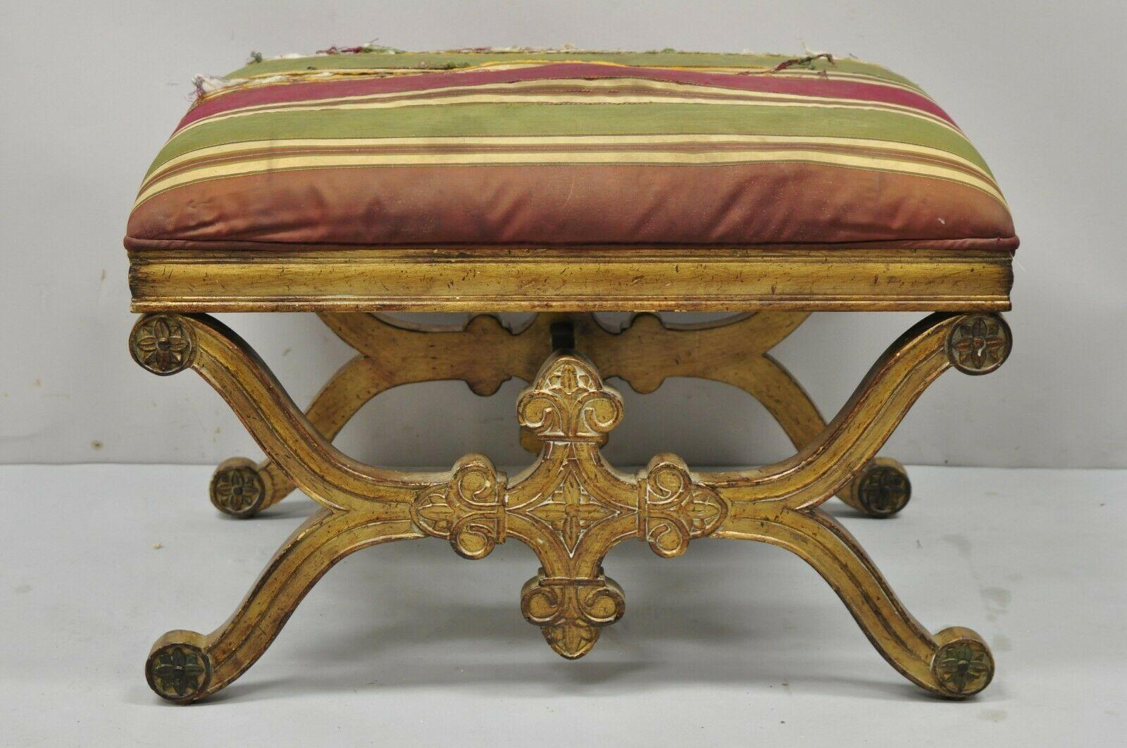 Panchina con sgabello imbottito in oro con cornice a X in legno intagliato della Reggenza spagnola d'epoca 5