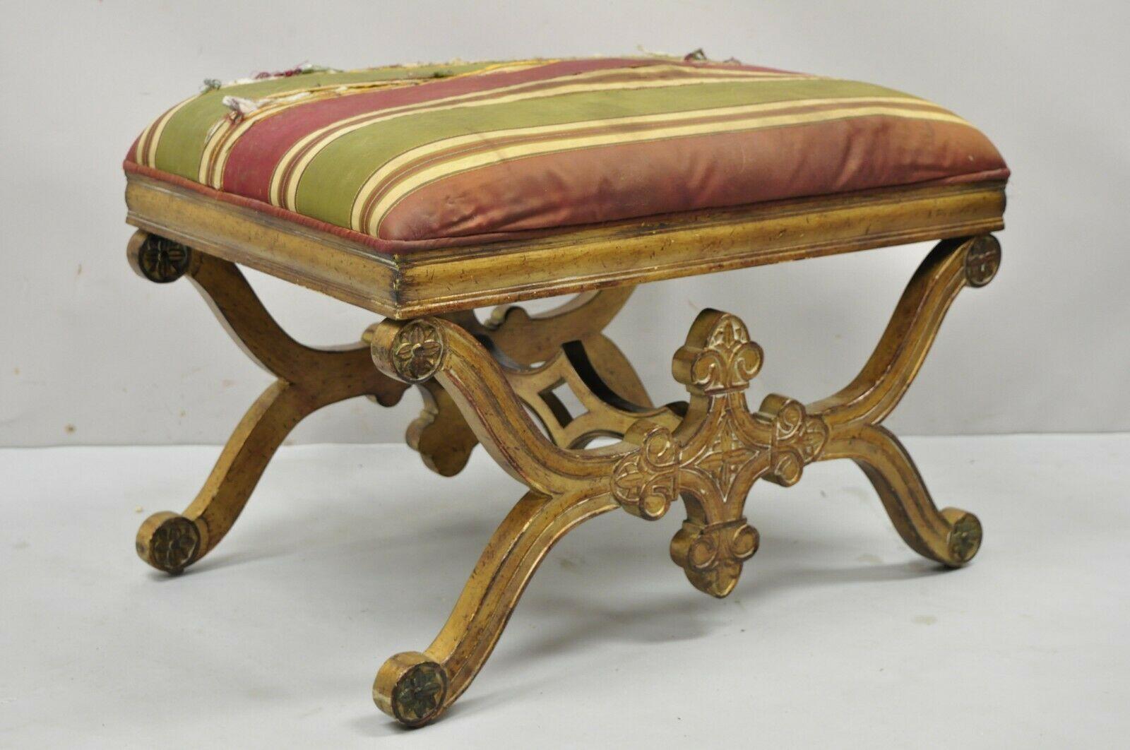 Panca sgabello vintage in legno intagliato a x con cornice dorata della Reggenza spagnola. L'articolo presenta una struttura in legno massiccio, una finitura dorata e distorta, dettagli ben intagliati, grande stile e forma. Circa alla fine del XX