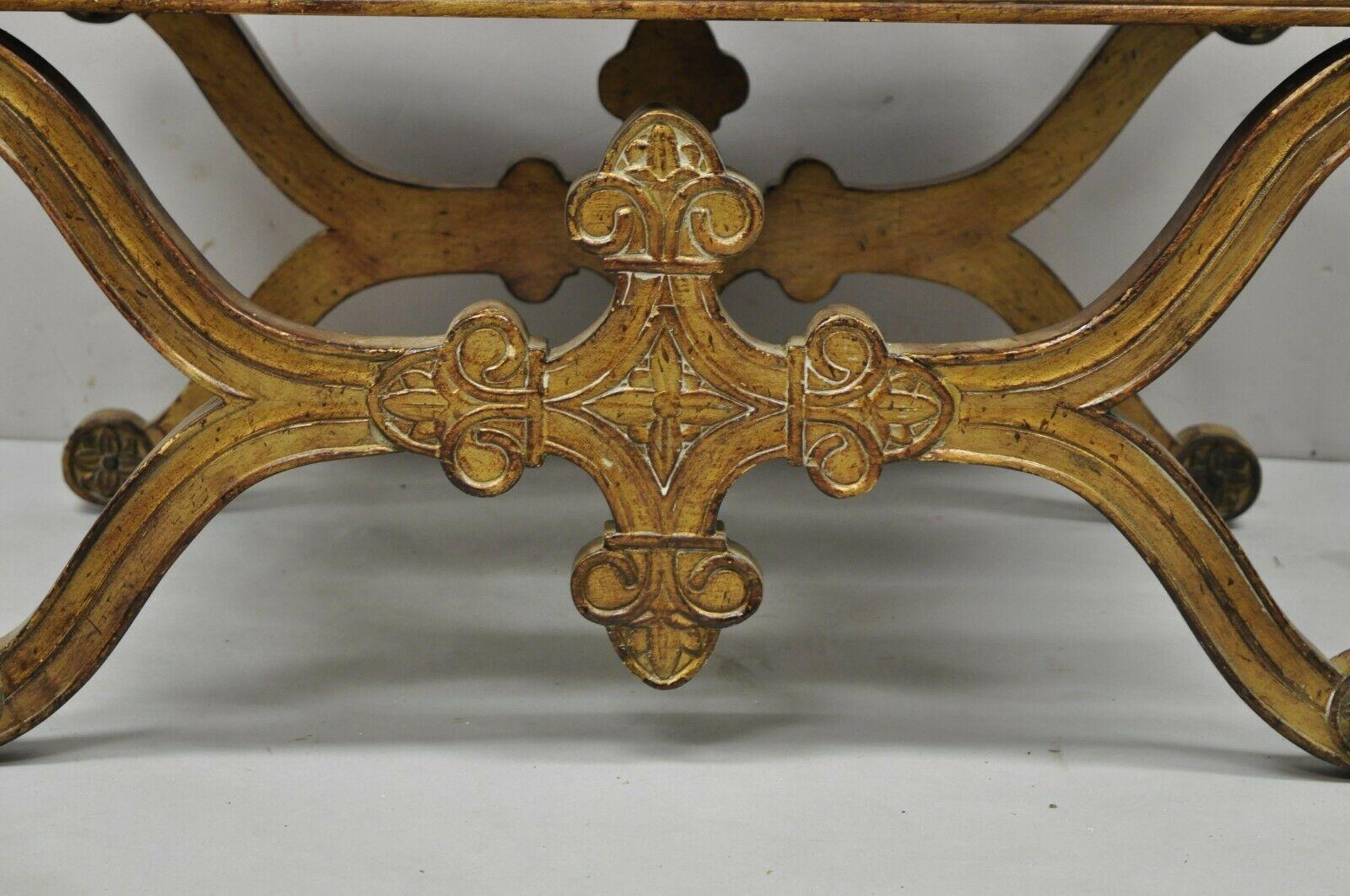 Regency Panchina con sgabello imbottito in oro con cornice a X in legno intagliato della Reggenza spagnola d'epoca