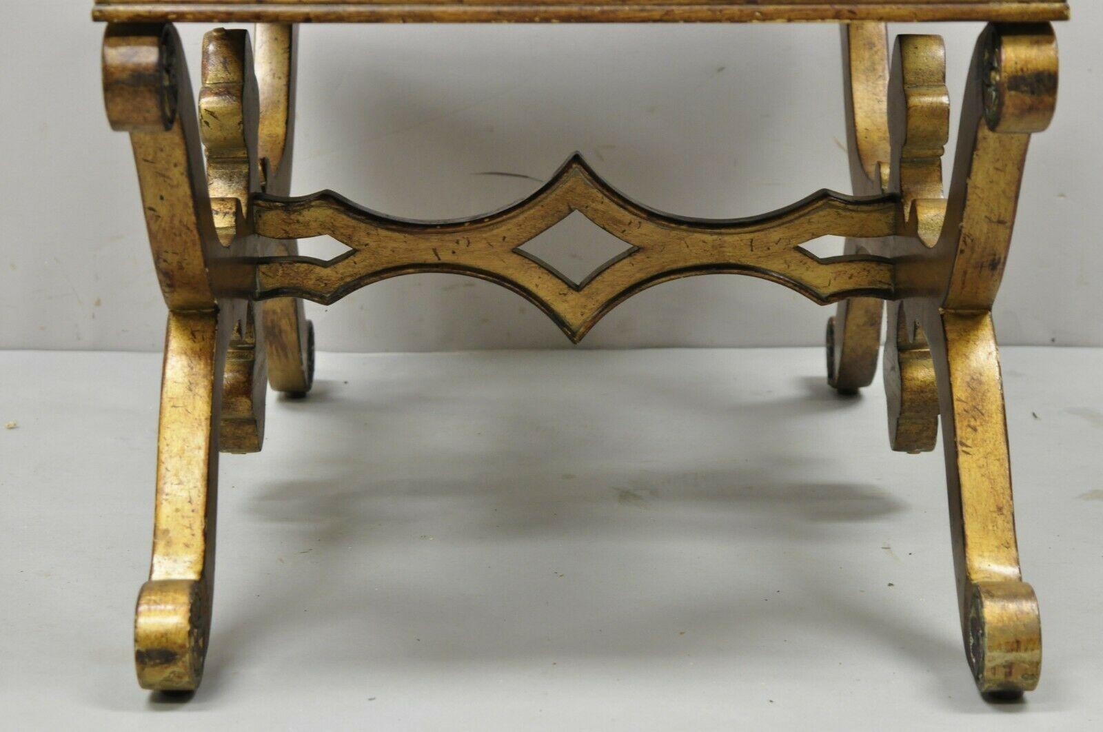 Panchina con sgabello imbottito in oro con cornice a X in legno intagliato della Reggenza spagnola d'epoca In condizioni deteriorate a Philadelphia, PA