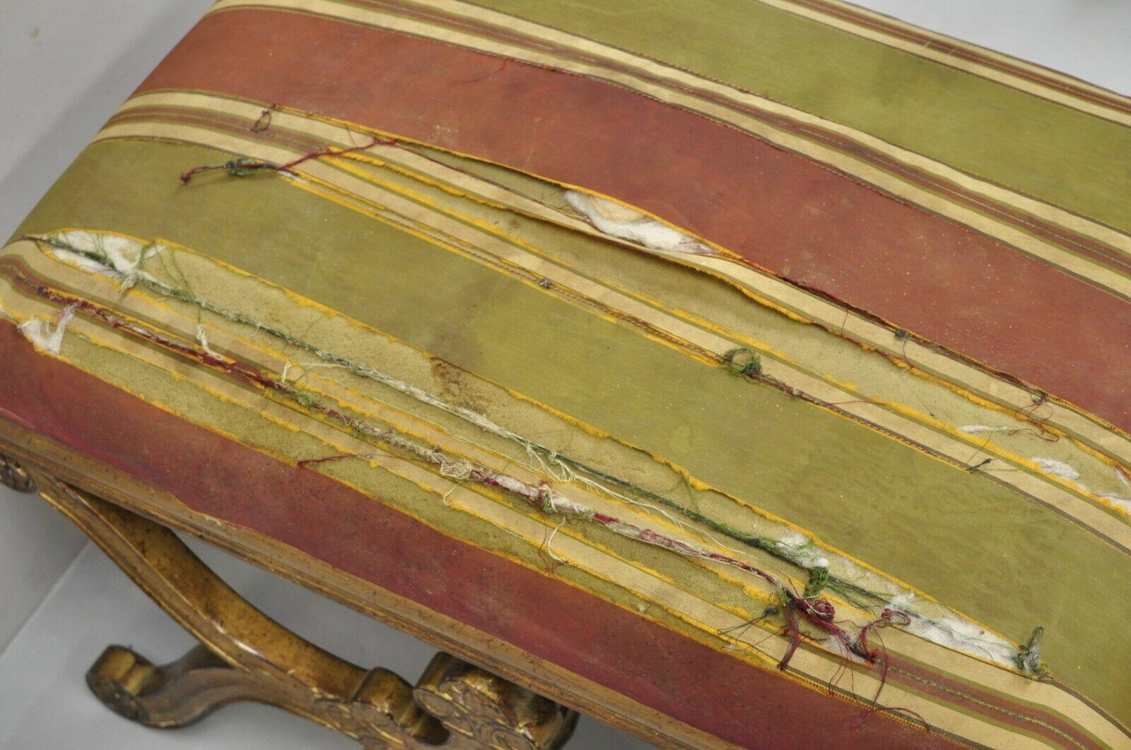 Tessuto Panchina con sgabello imbottito in oro con cornice a X in legno intagliato della Reggenza spagnola d'epoca