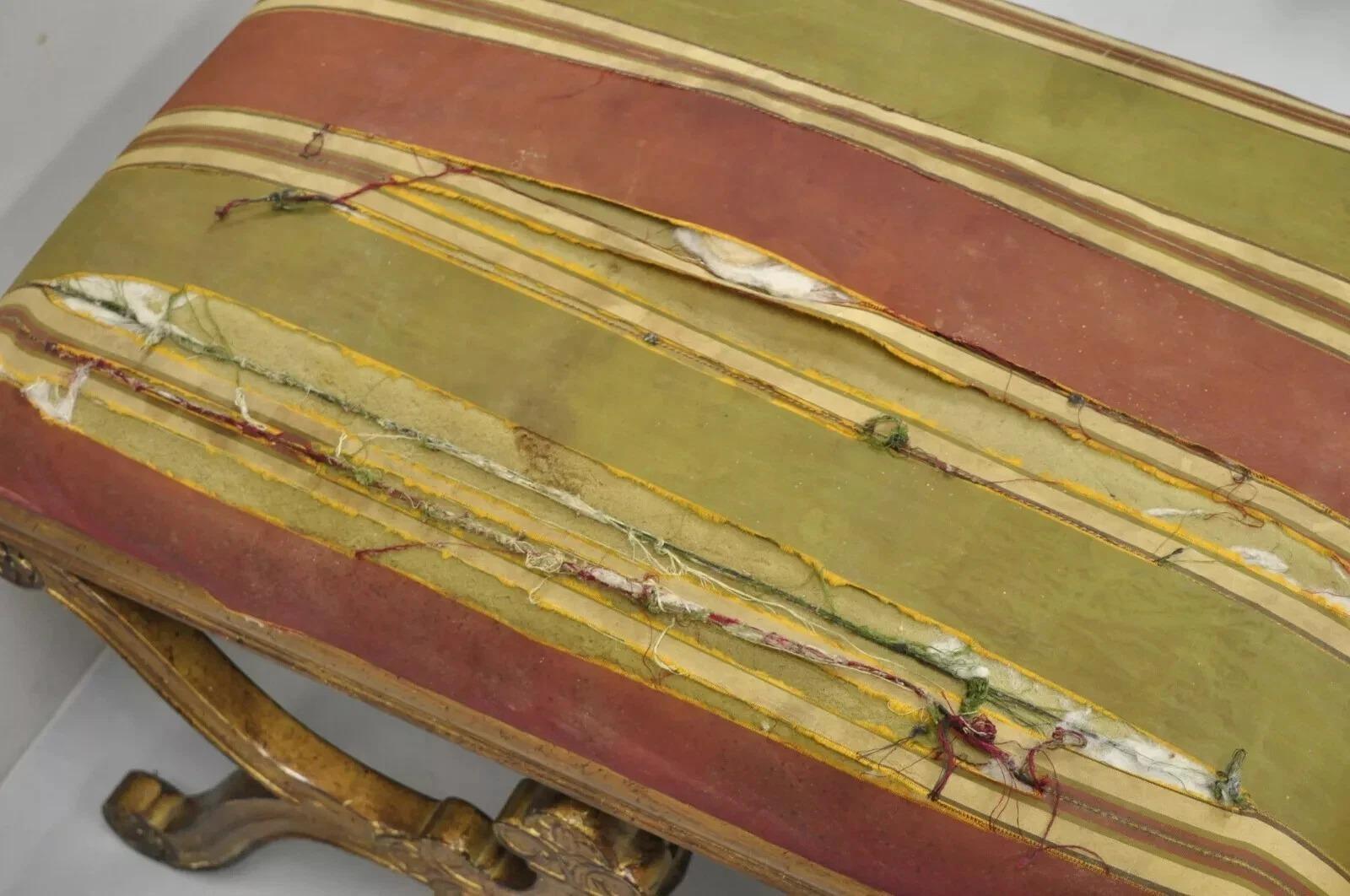 Spanische gepolsterte Vintage-Hockerbank im Regency-Stil aus geschnitztem Holz mit X-Rahmen und Goldbezug (Stoff) im Angebot
