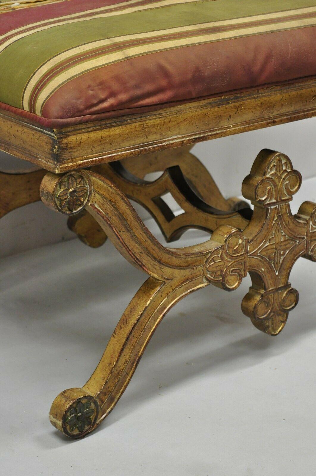 Panchina con sgabello imbottito in oro con cornice a X in legno intagliato della Reggenza spagnola d'epoca 1