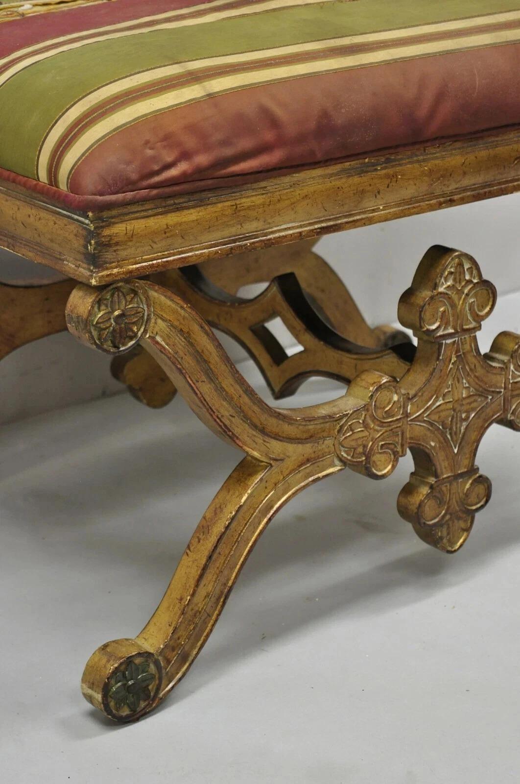 Spanische gepolsterte Vintage-Hockerbank im Regency-Stil aus geschnitztem Holz mit X-Rahmen und Goldbezug im Angebot 1