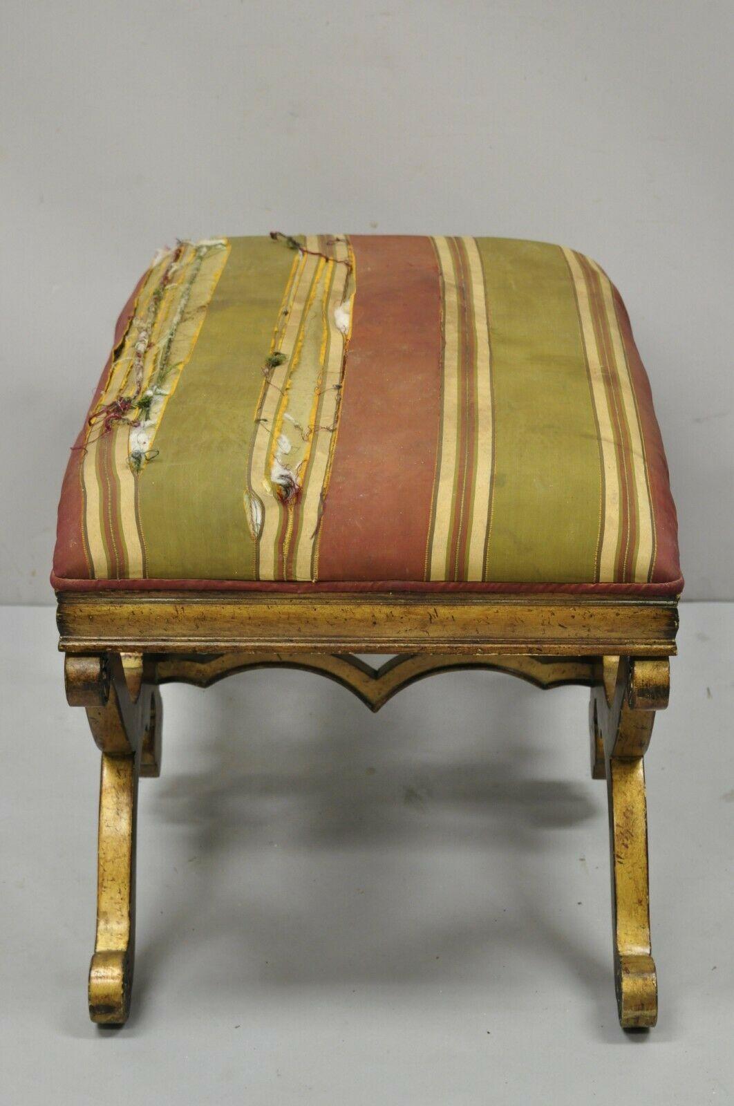 Panchina con sgabello imbottito in oro con cornice a X in legno intagliato della Reggenza spagnola d'epoca 2