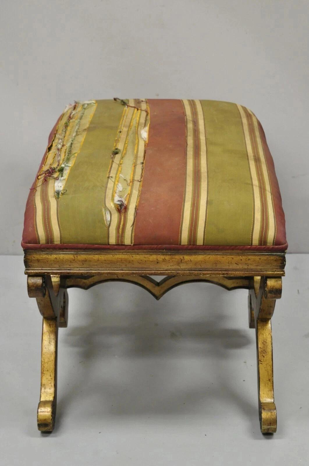 Spanische gepolsterte Vintage-Hockerbank im Regency-Stil aus geschnitztem Holz mit X-Rahmen und Goldbezug im Angebot 2
