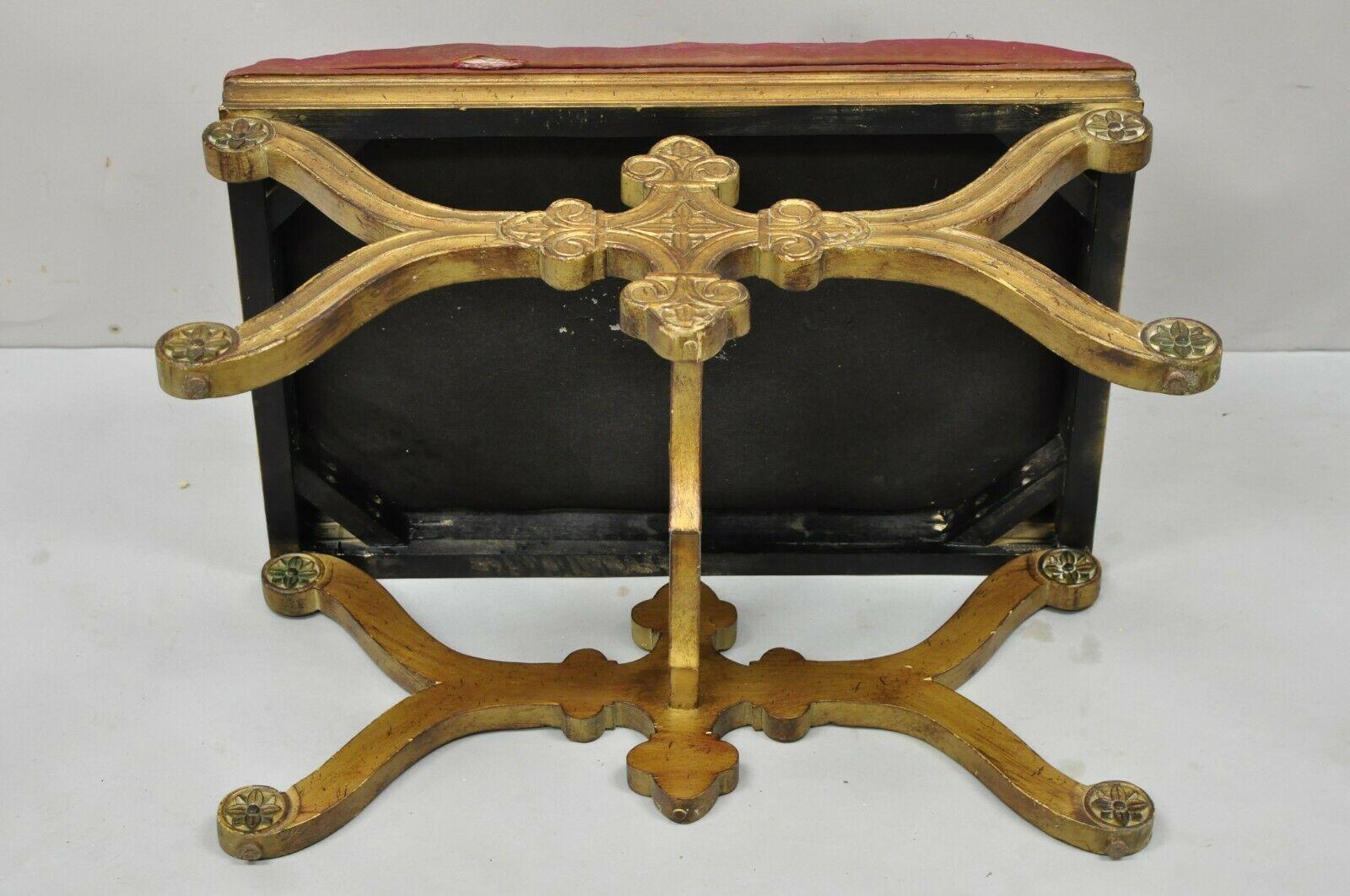 Panchina con sgabello imbottito in oro con cornice a X in legno intagliato della Reggenza spagnola d'epoca 3