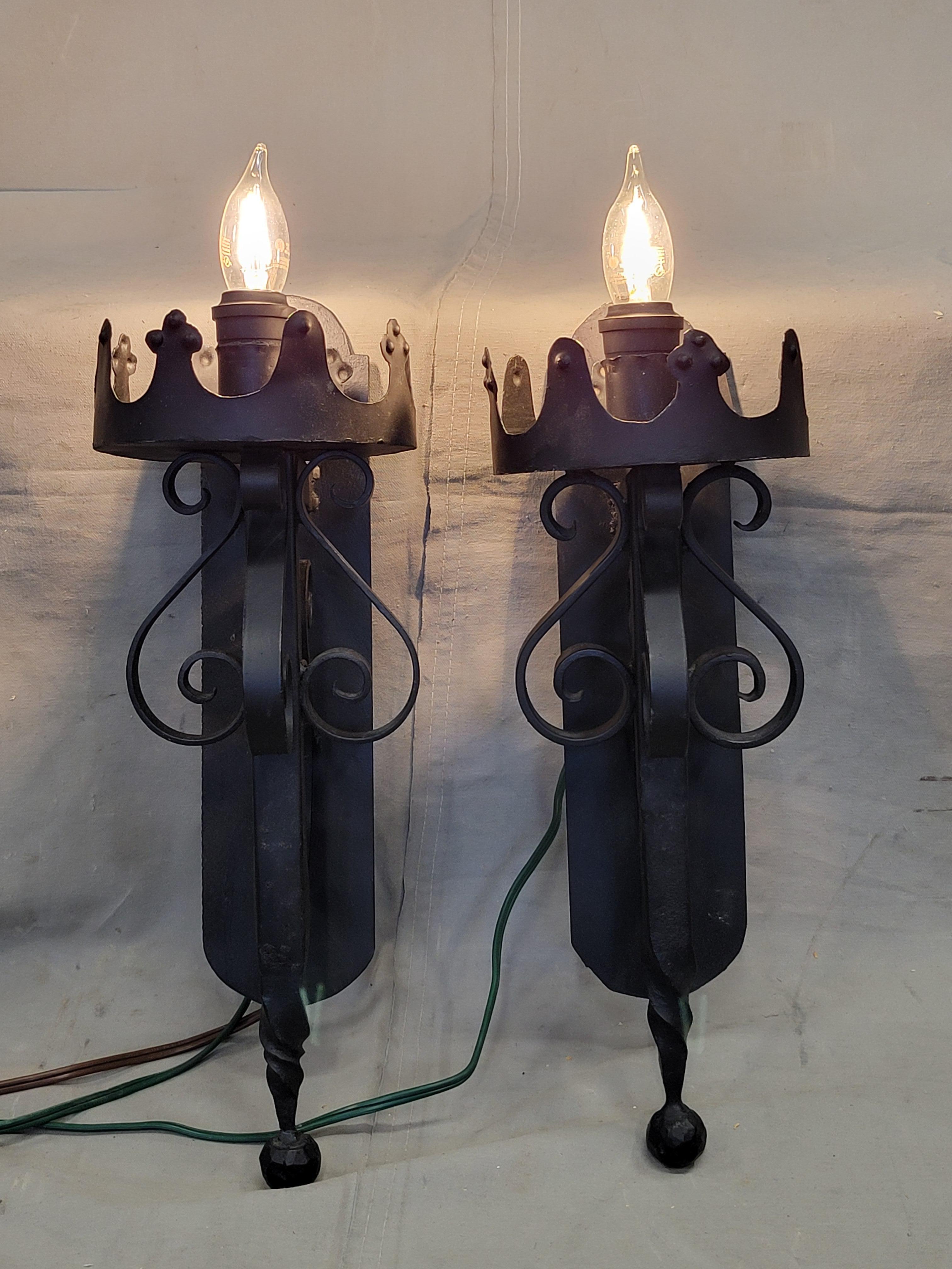 Vintage Spanish Revival Schwarz Eisen verdrahtet Wandleuchten - ein Paar (Spanisch Kolonial) im Angebot
