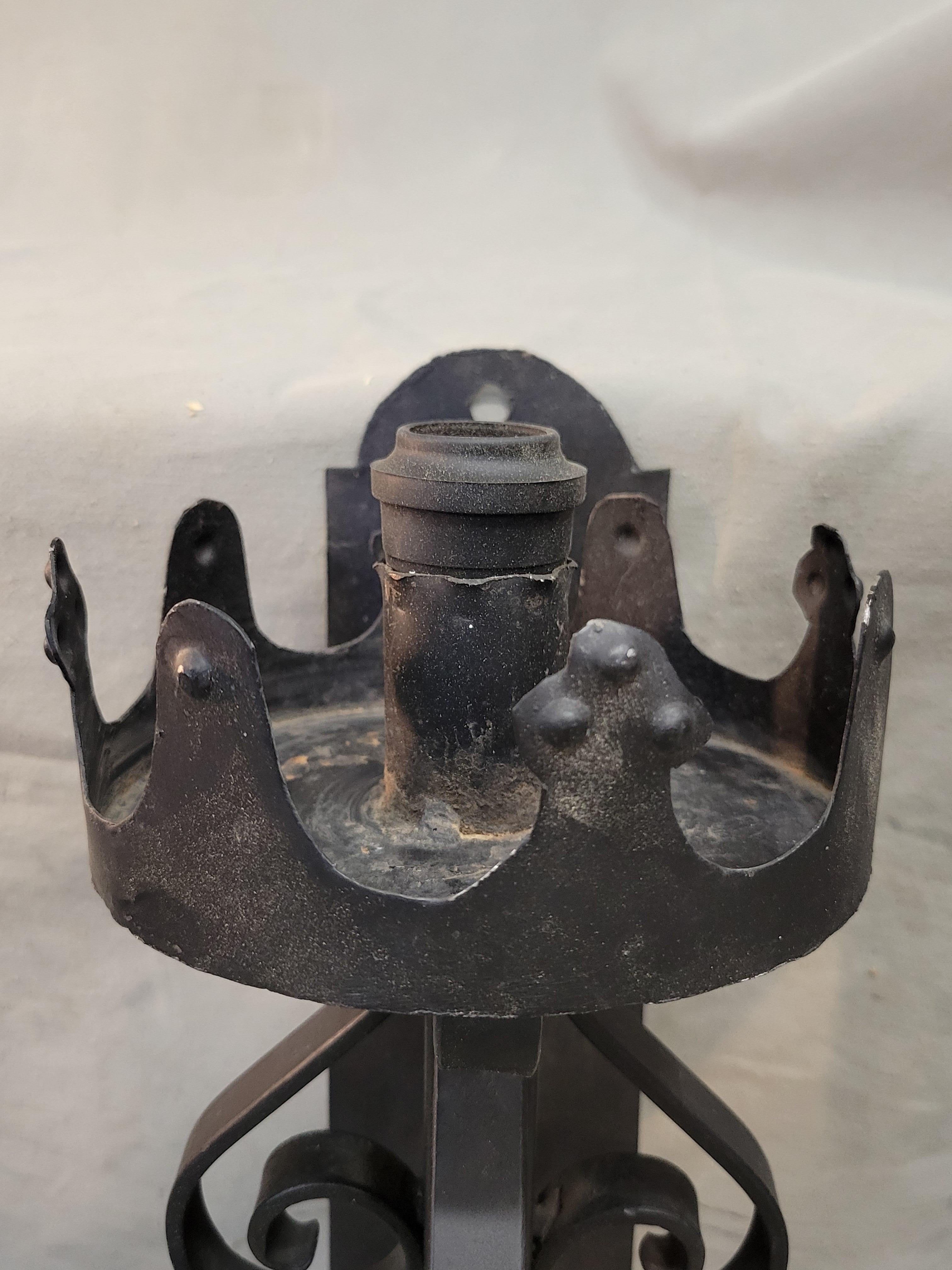 Vintage Spanish Revival Schwarz Eisen verdrahtet Wandleuchten - ein Paar (Mexikanisch) im Angebot