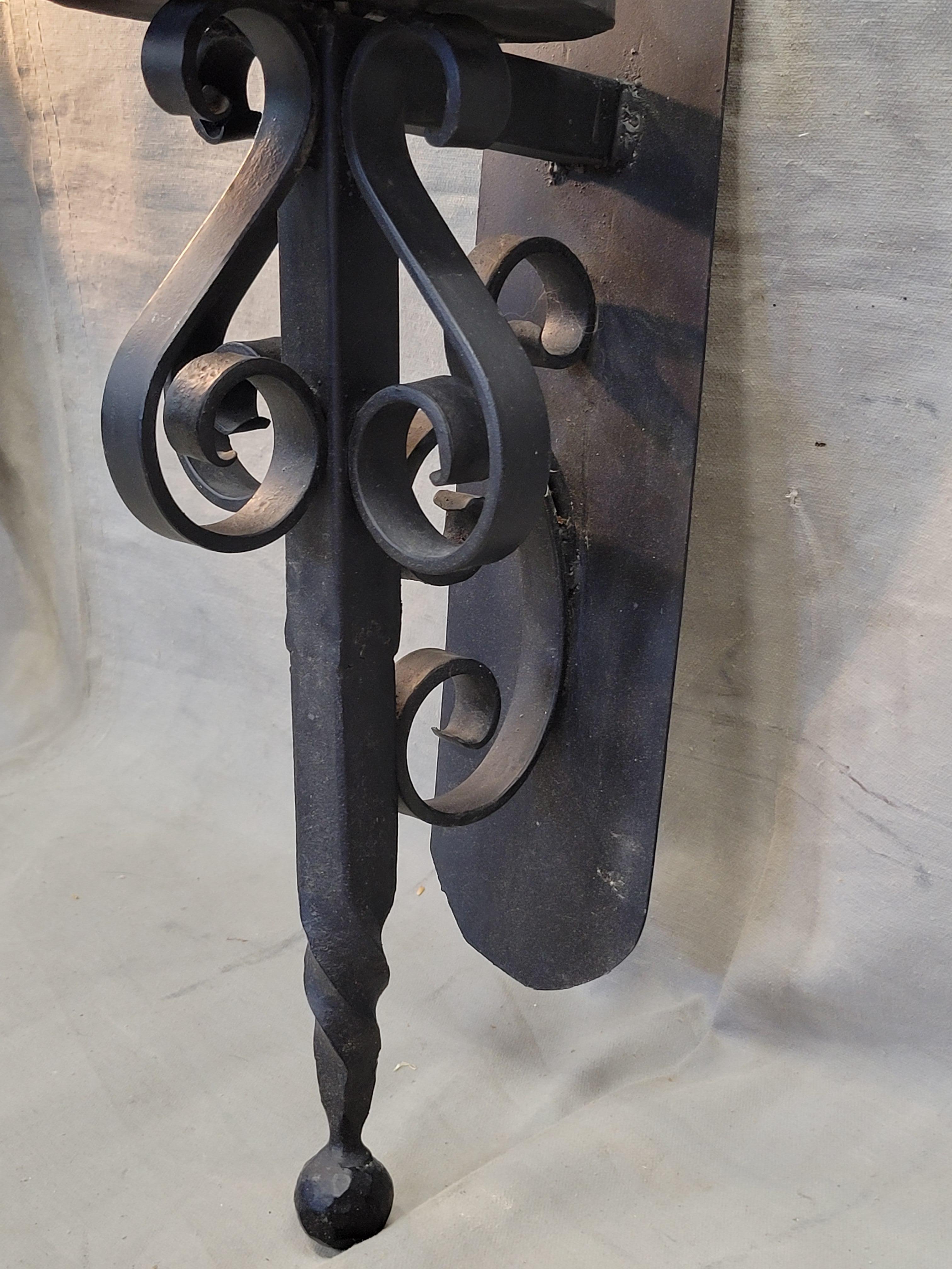 Vintage Spanish Revival Schwarz Eisen verdrahtet Wandleuchten - ein Paar im Zustand „Gut“ im Angebot in Centennial, CO