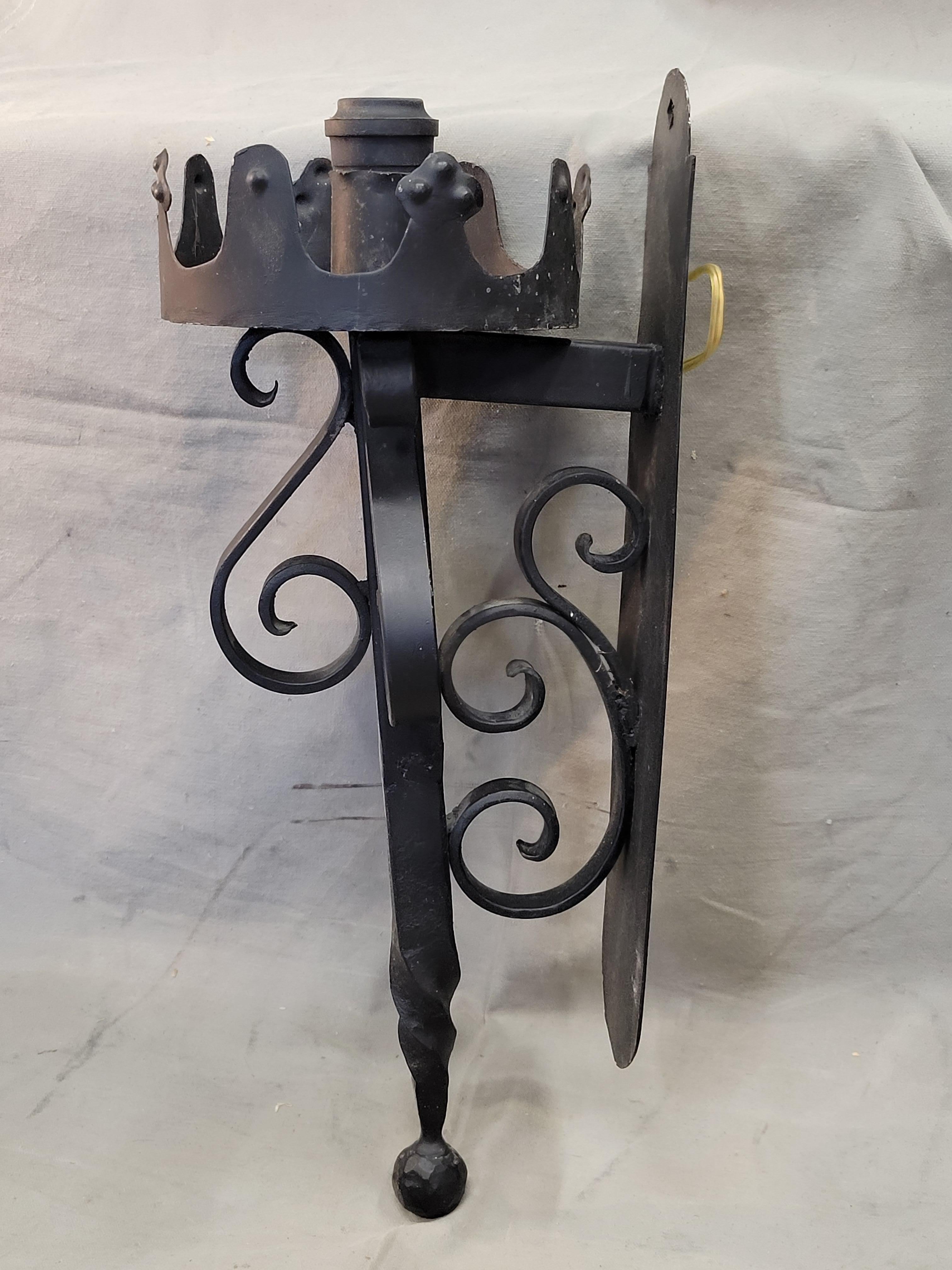 Vintage Spanish Revival Schwarz Eisen verdrahtet Wandleuchten - ein Paar (Ende des 20. Jahrhunderts) im Angebot