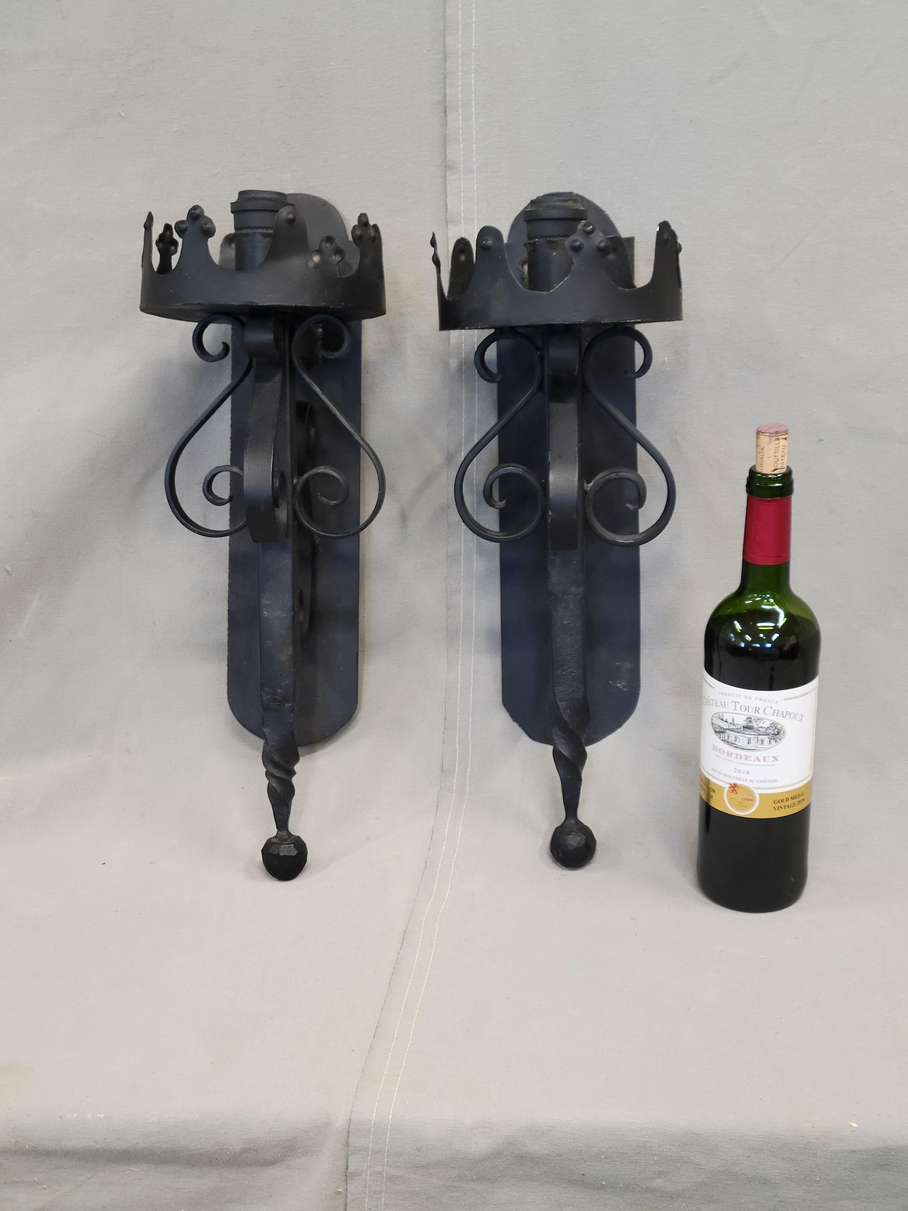 Vintage Spanish Revival Schwarz Eisen verdrahtet Wandleuchten - ein Paar im Angebot 1